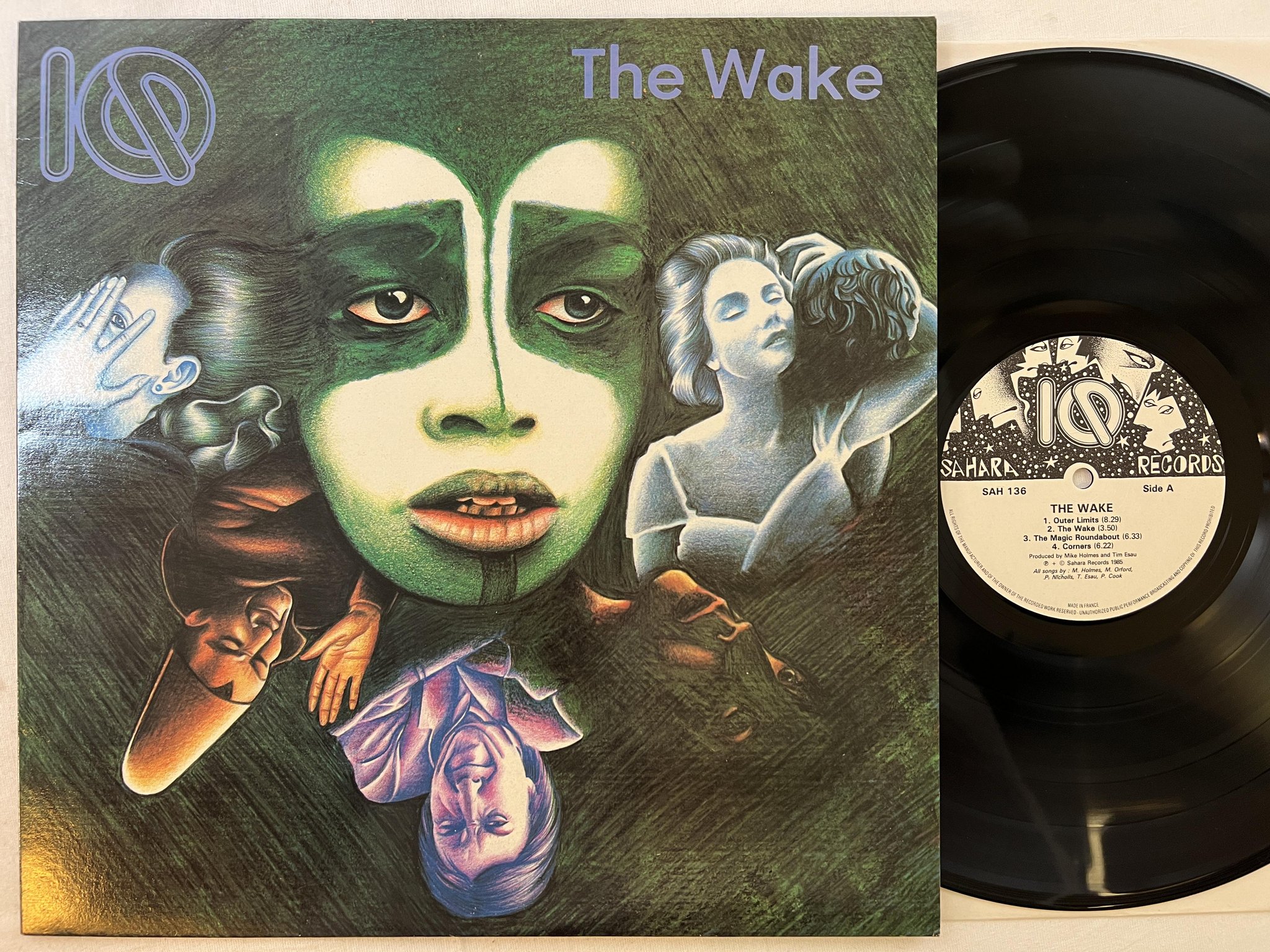Omslagsbild för skivan IQ the wake LP -85 UK SAHARA SAH 136 ** prog rock **