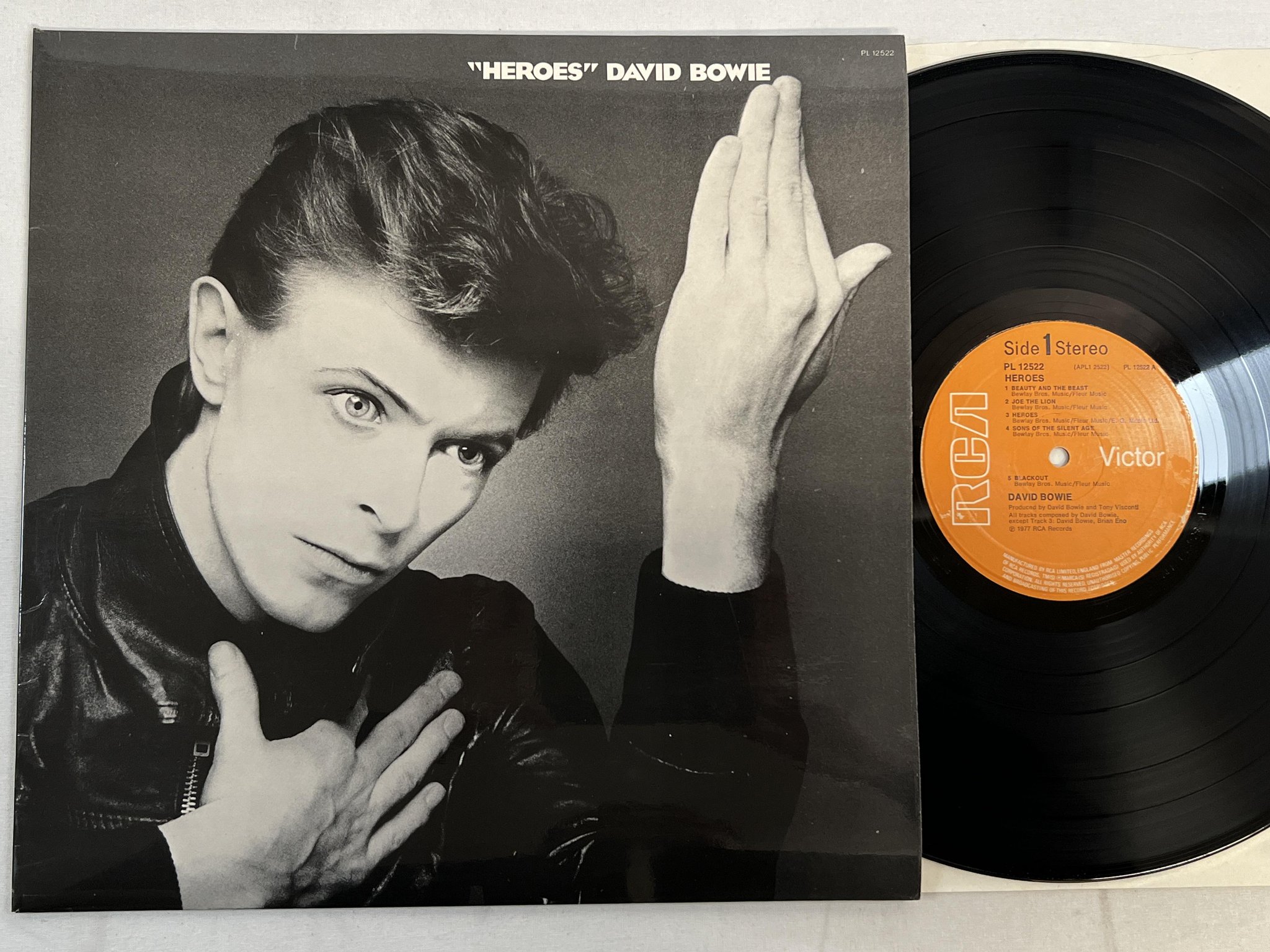Omslagsbild för skivan DAVID BOWIE heroes LP -77 UK RC PL 12522 ** fully laminated sleeve **