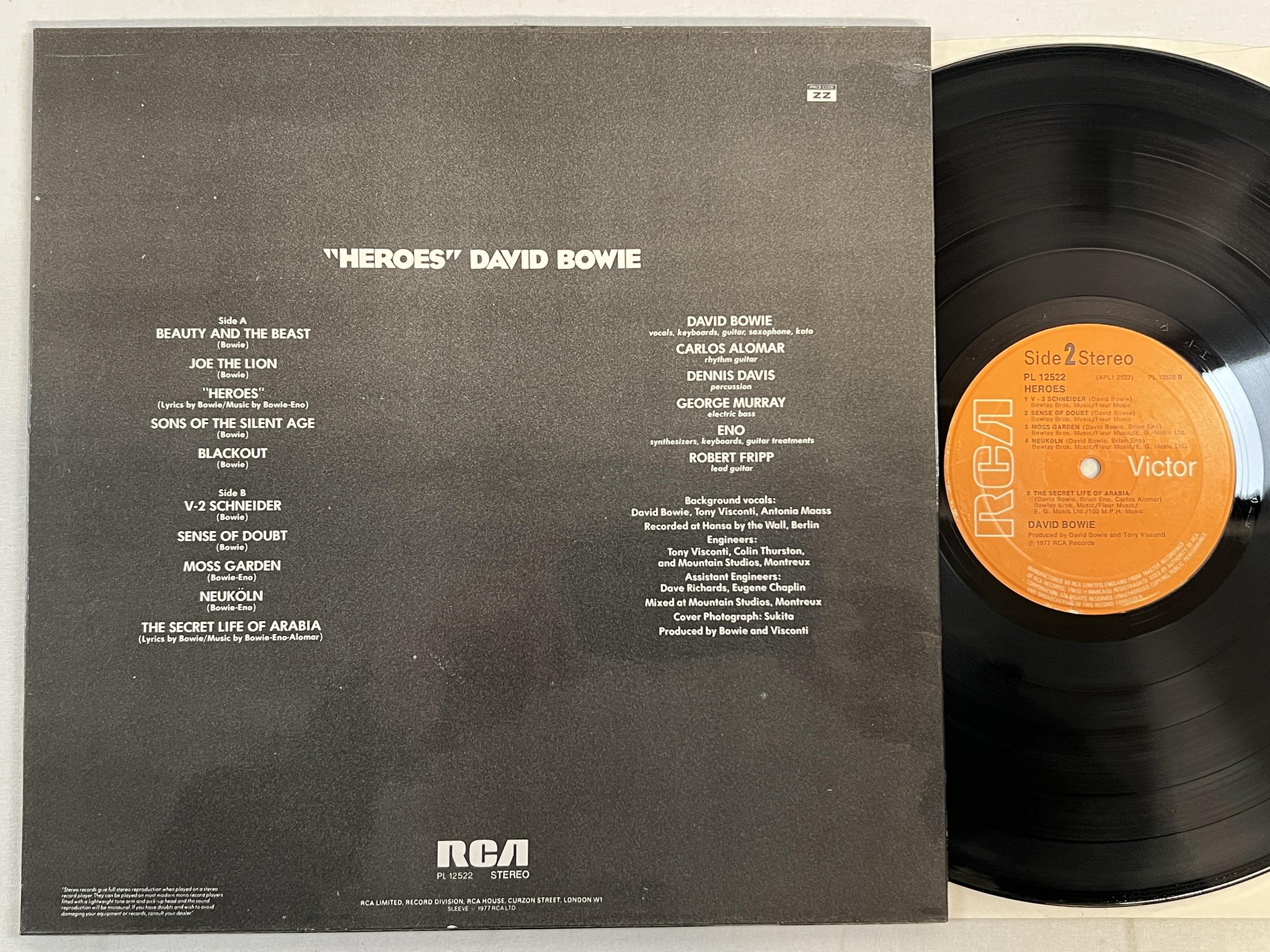 Omslagsbild för skivan DAVID BOWIE heroes LP -77 UK RC PL 12522 ** fully laminated sleeve **