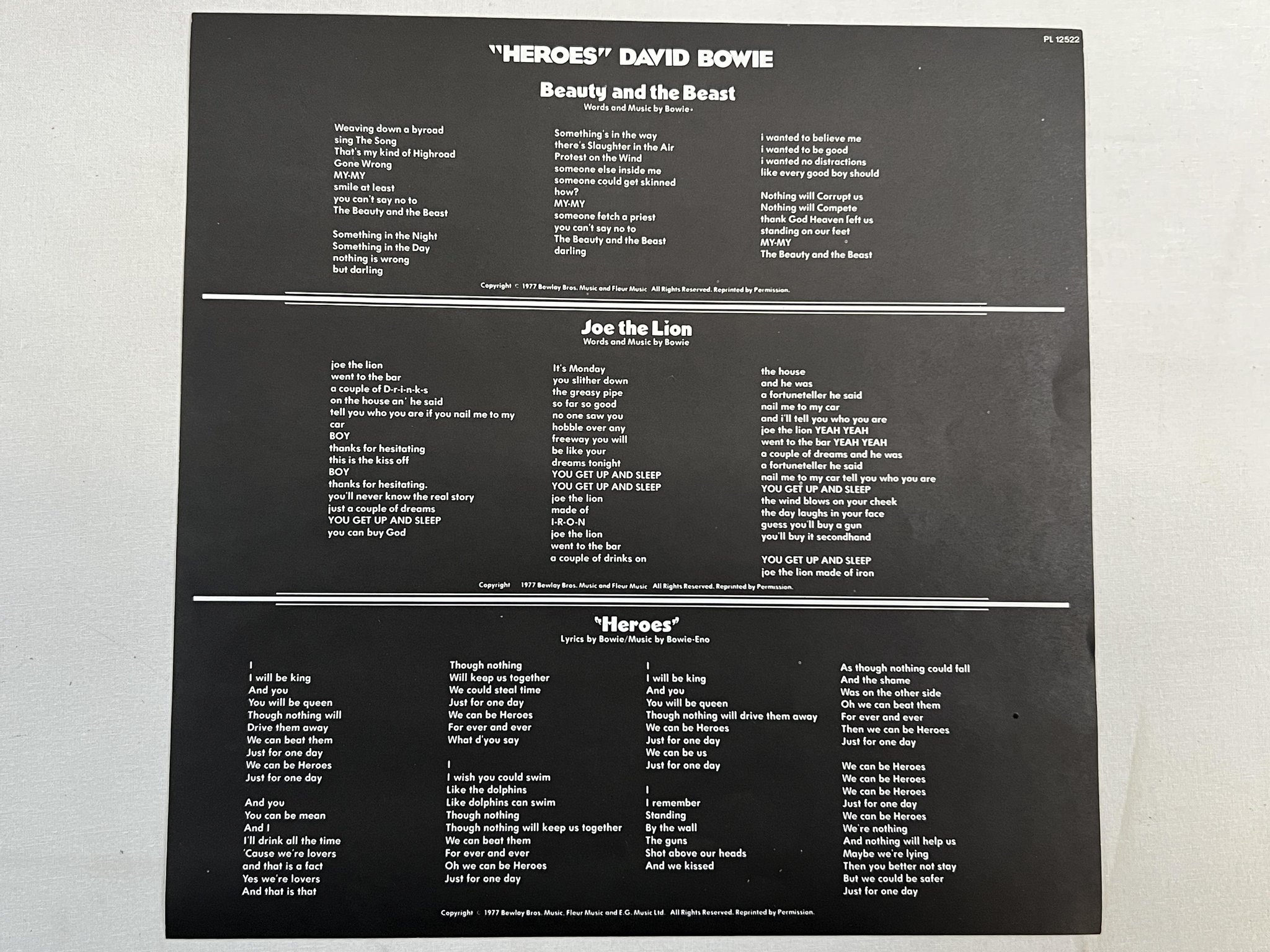 Omslagsbild för skivan DAVID BOWIE heroes LP -77 UK RC PL 12522 ** fully laminated sleeve **