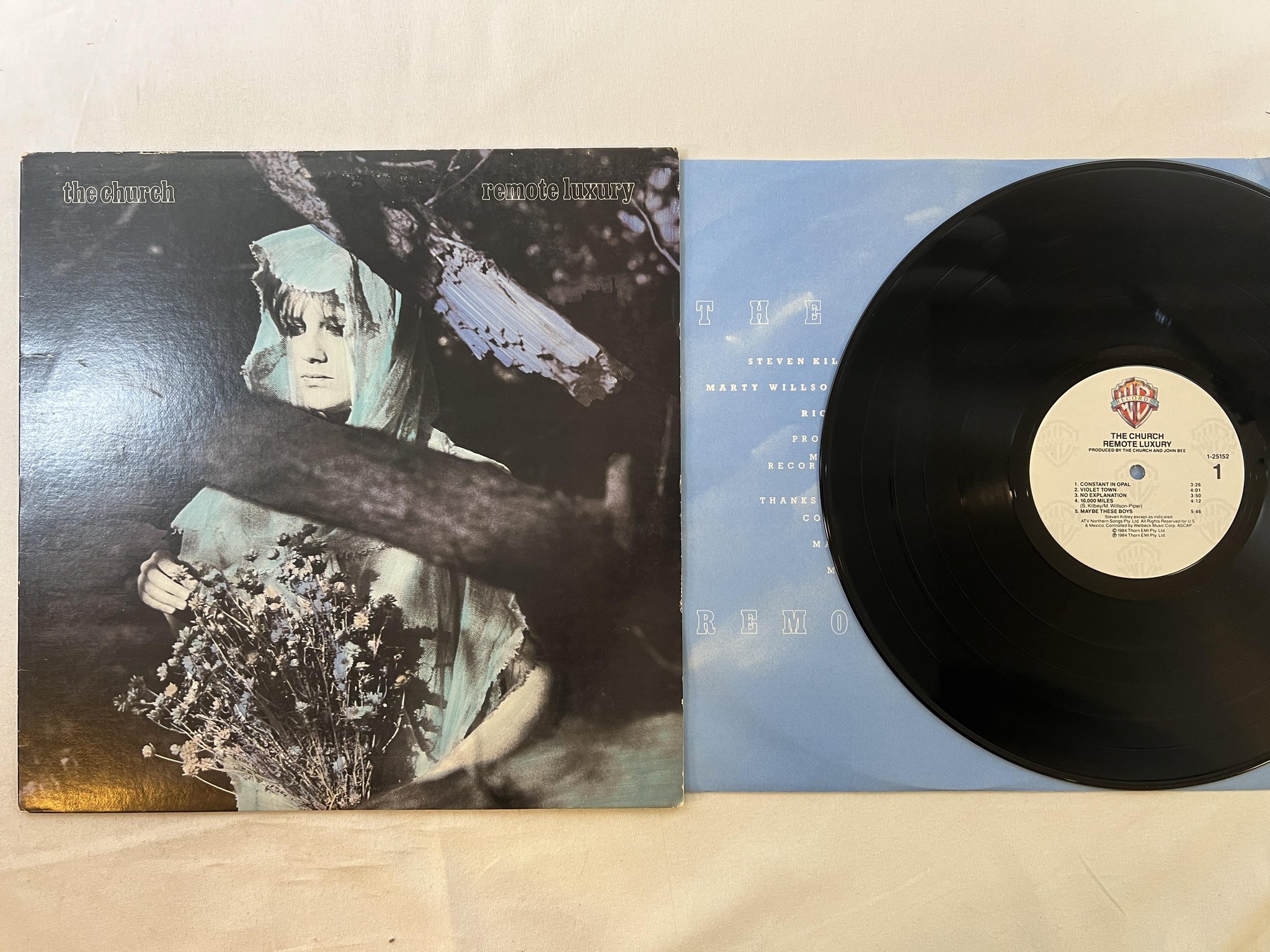 Omslagsbild för skivan THE CHURCH remote luxury LP -84 US WARNER 1-25152