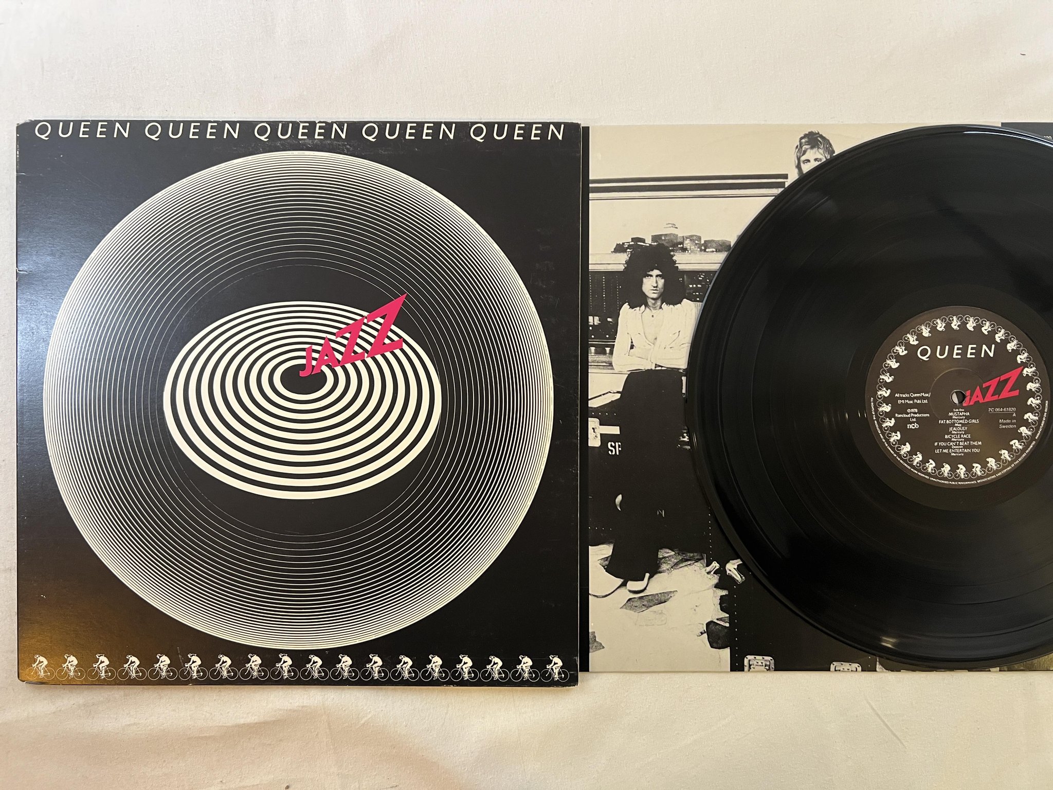 Omslagsbild för skivan QUEEN jazz LP -78 Swe EMI 7C 064-61820 w/ poster