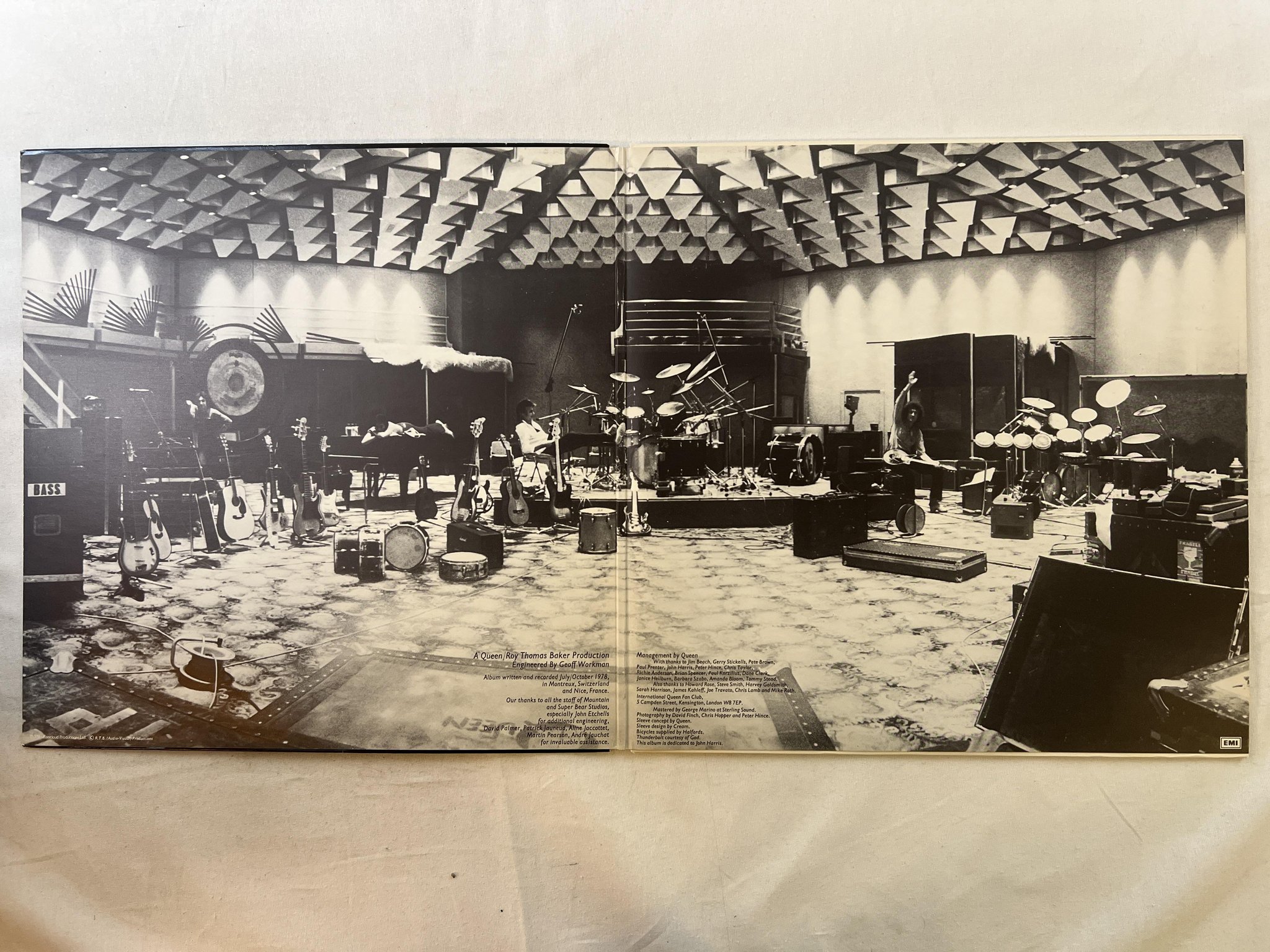 Omslagsbild för skivan QUEEN jazz LP -78 Swe EMI 7C 064-61820 w/ poster