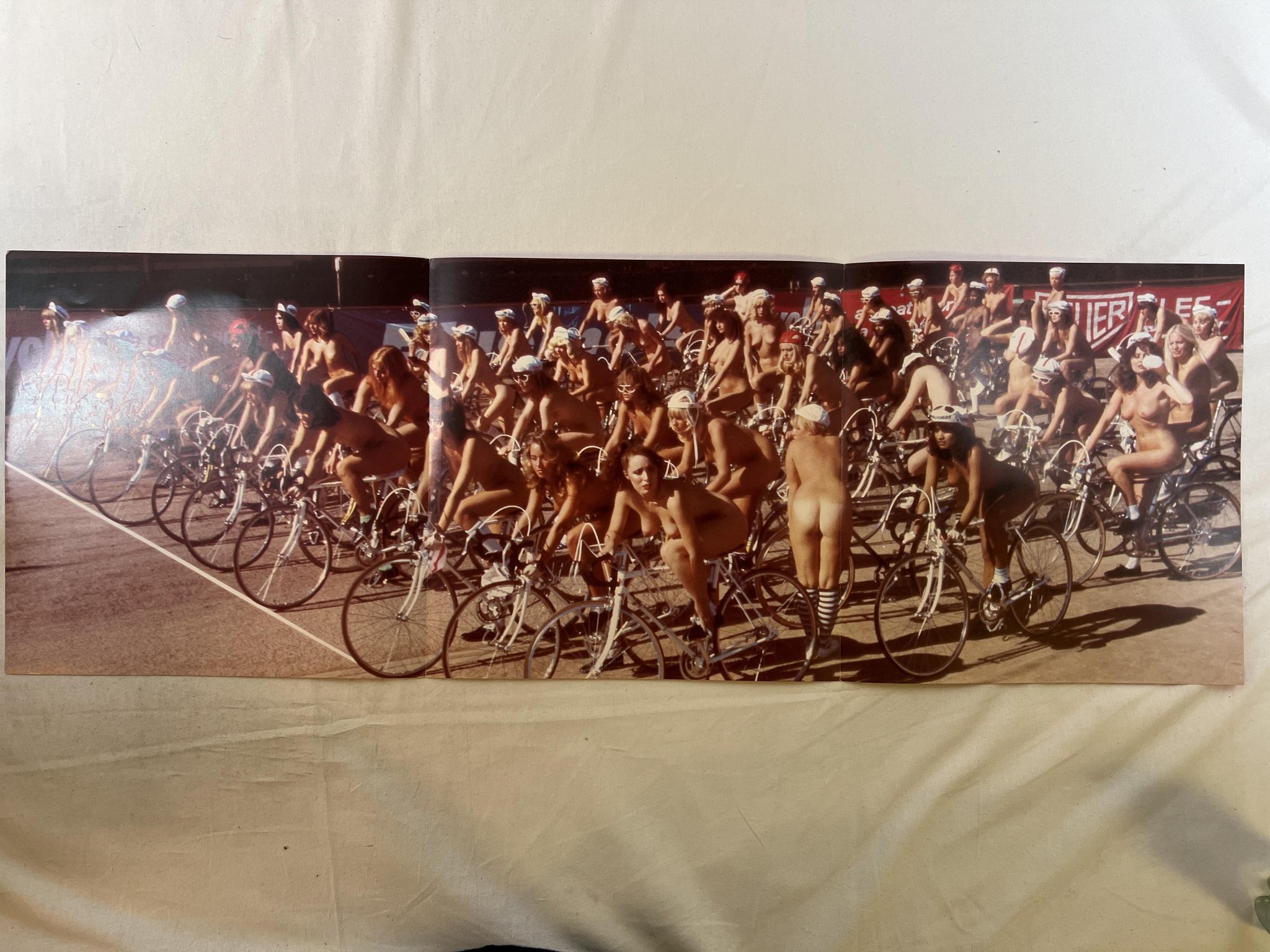 Omslagsbild för skivan QUEEN jazz LP -78 Swe EMI 7C 064-61820 w/ poster