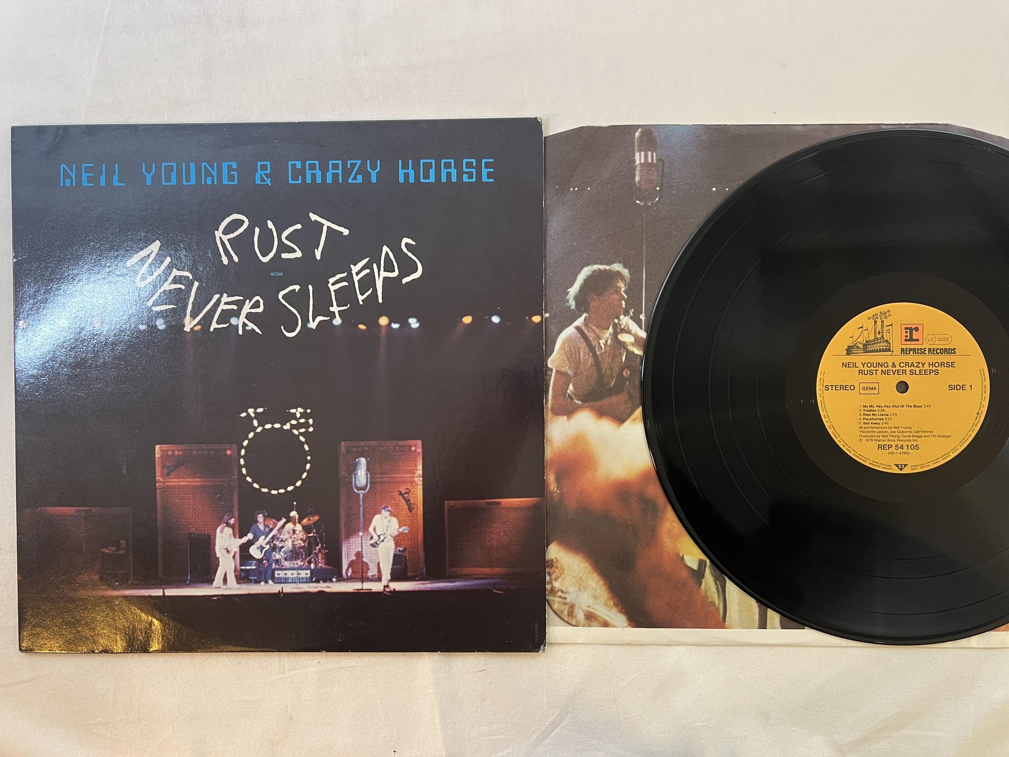 Omslagsbild för skivan NEIL YOUNG & CRAZY HORSE rust never sleeps LP -79 Ger REPRISE REP 54105