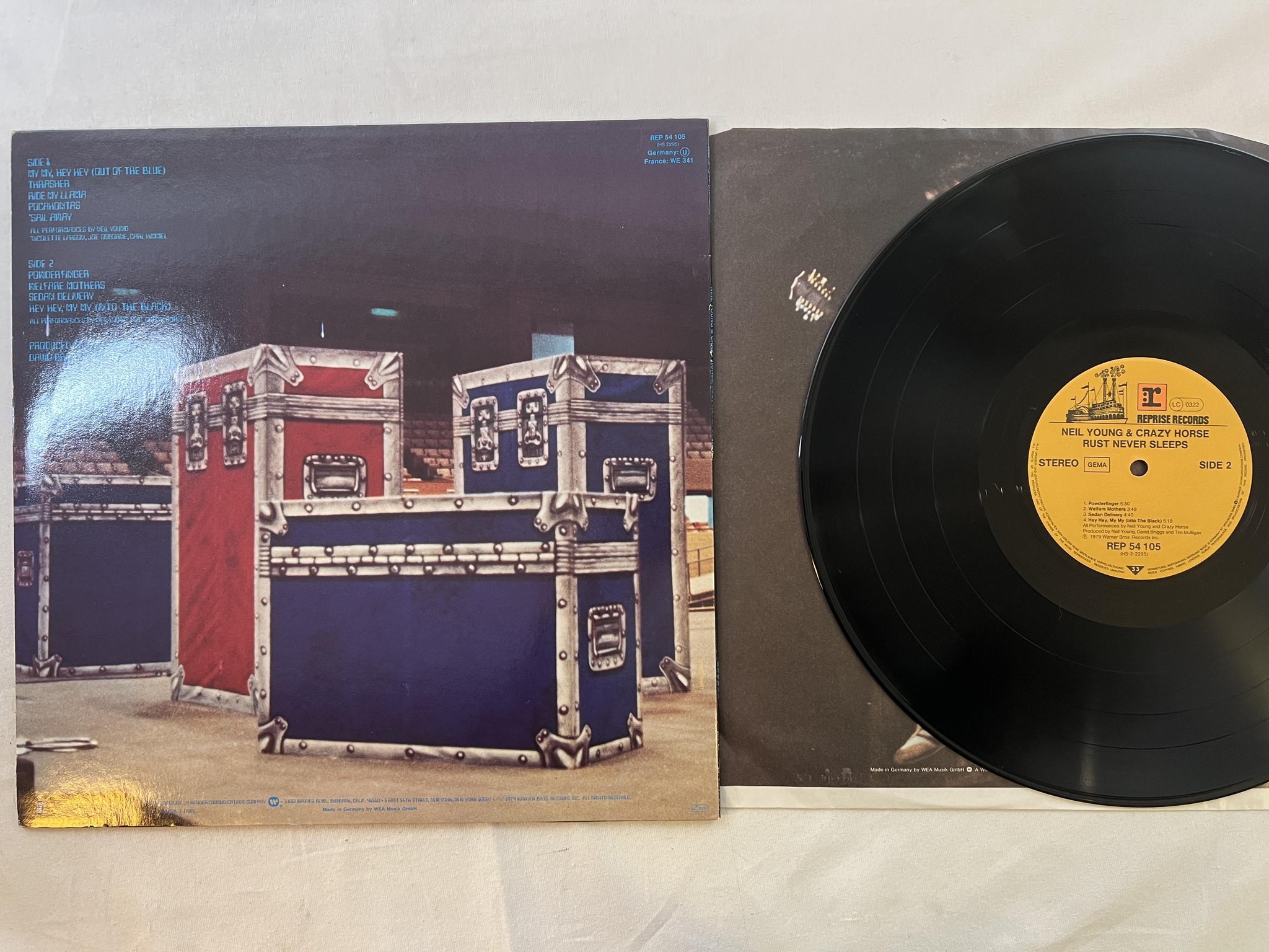 Omslagsbild för skivan NEIL YOUNG & CRAZY HORSE rust never sleeps LP -79 Ger REPRISE REP 54105