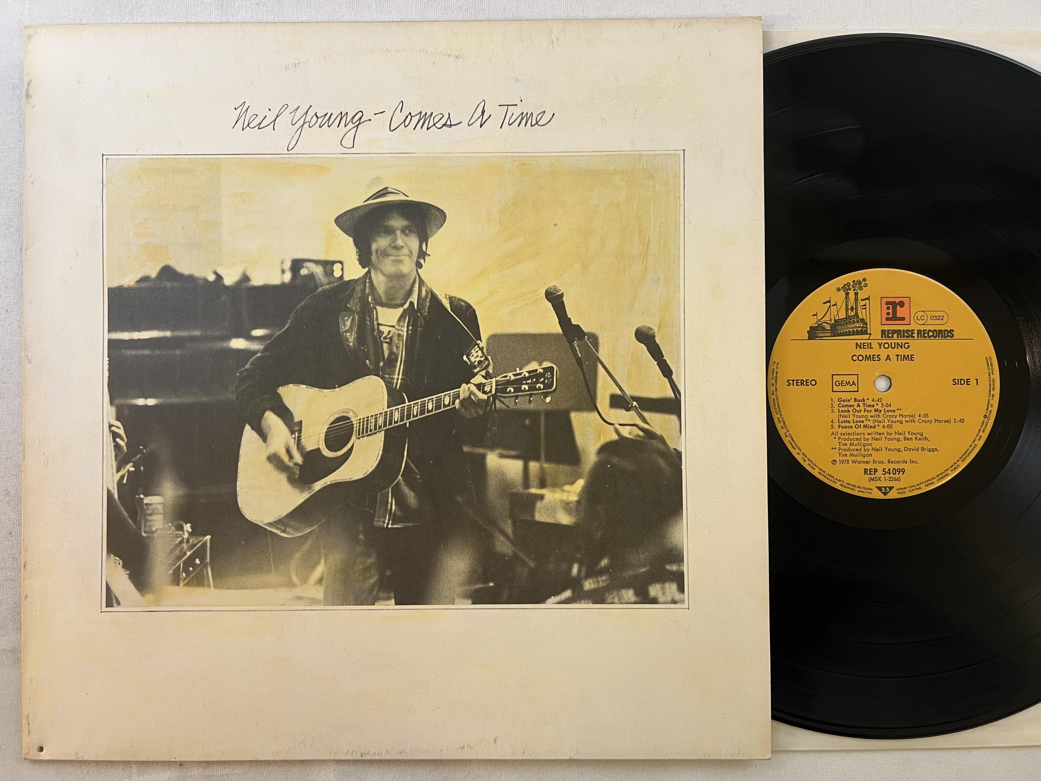 Omslagsbild för skivan NEIL YOUNG comes a time LP -78 Ger REPRISE REP 54099