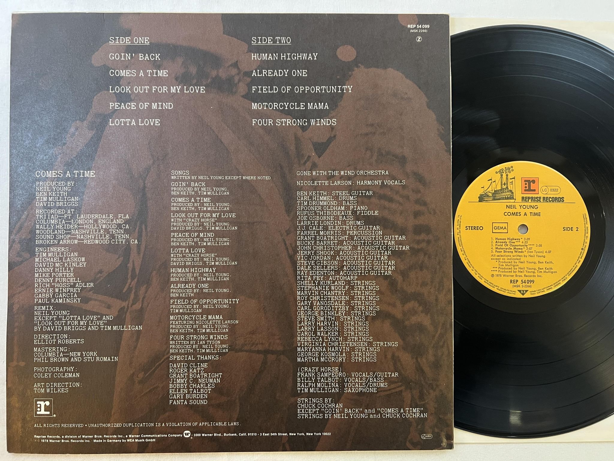 Omslagsbild för skivan NEIL YOUNG comes a time LP -78 Ger REPRISE REP 54099