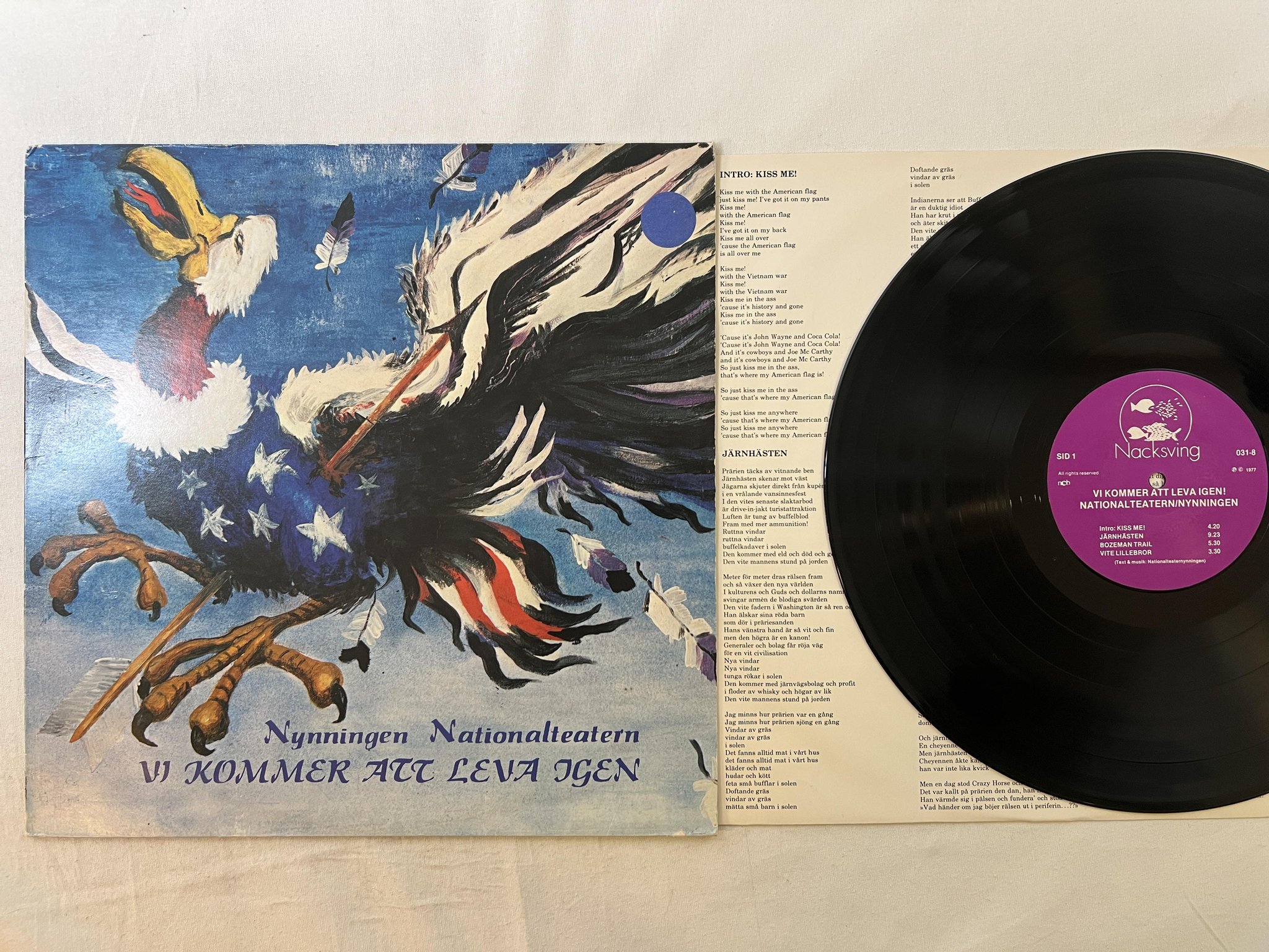 Omslagsbild för skivan NATIONALTEATERN / NYNNINGEN vi kommer att leva igen! LP -77 NACKSVING 031-8