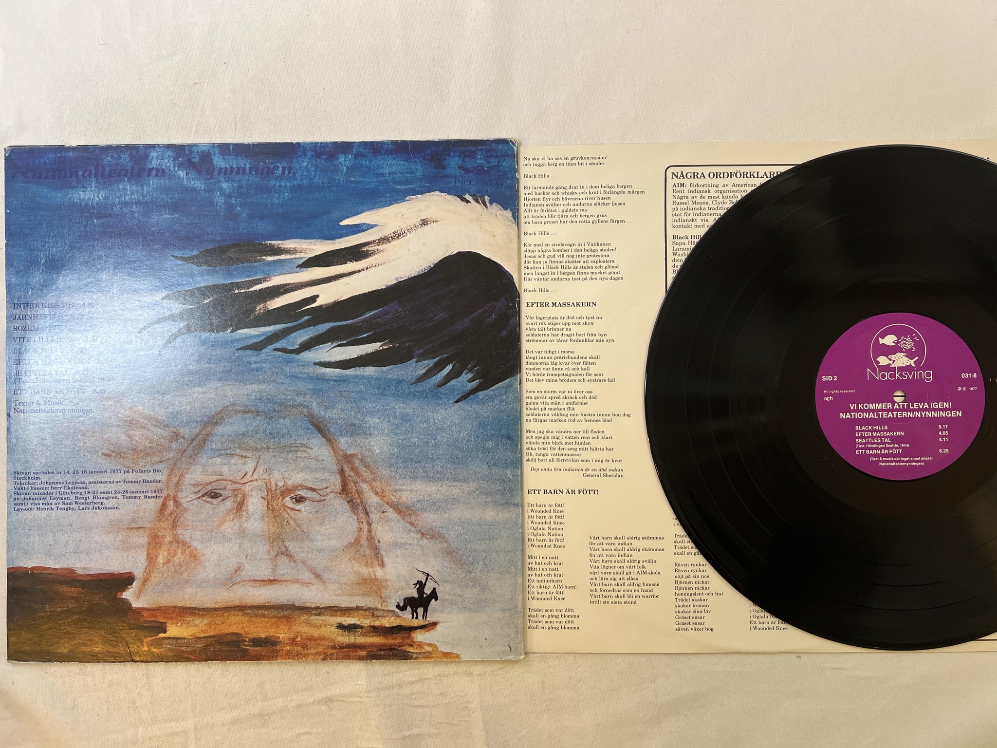 Omslagsbild för skivan NATIONALTEATERN / NYNNINGEN vi kommer att leva igen! LP -77 NACKSVING 031-8