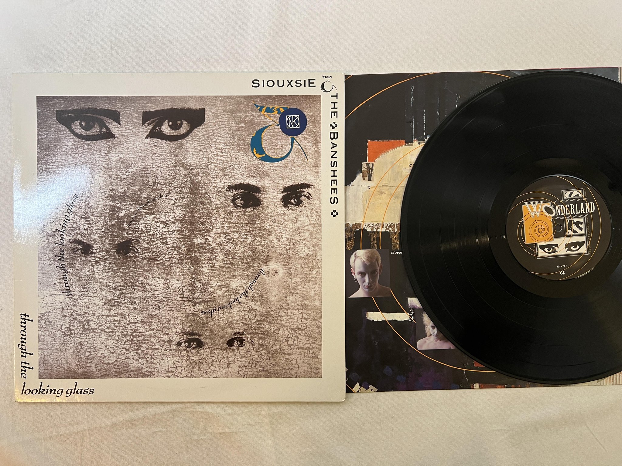 Omslagsbild för skivan SIOUXSIE & THE BANSHEES through the looking glass LP -87 Ger POLYDOR 831474-1