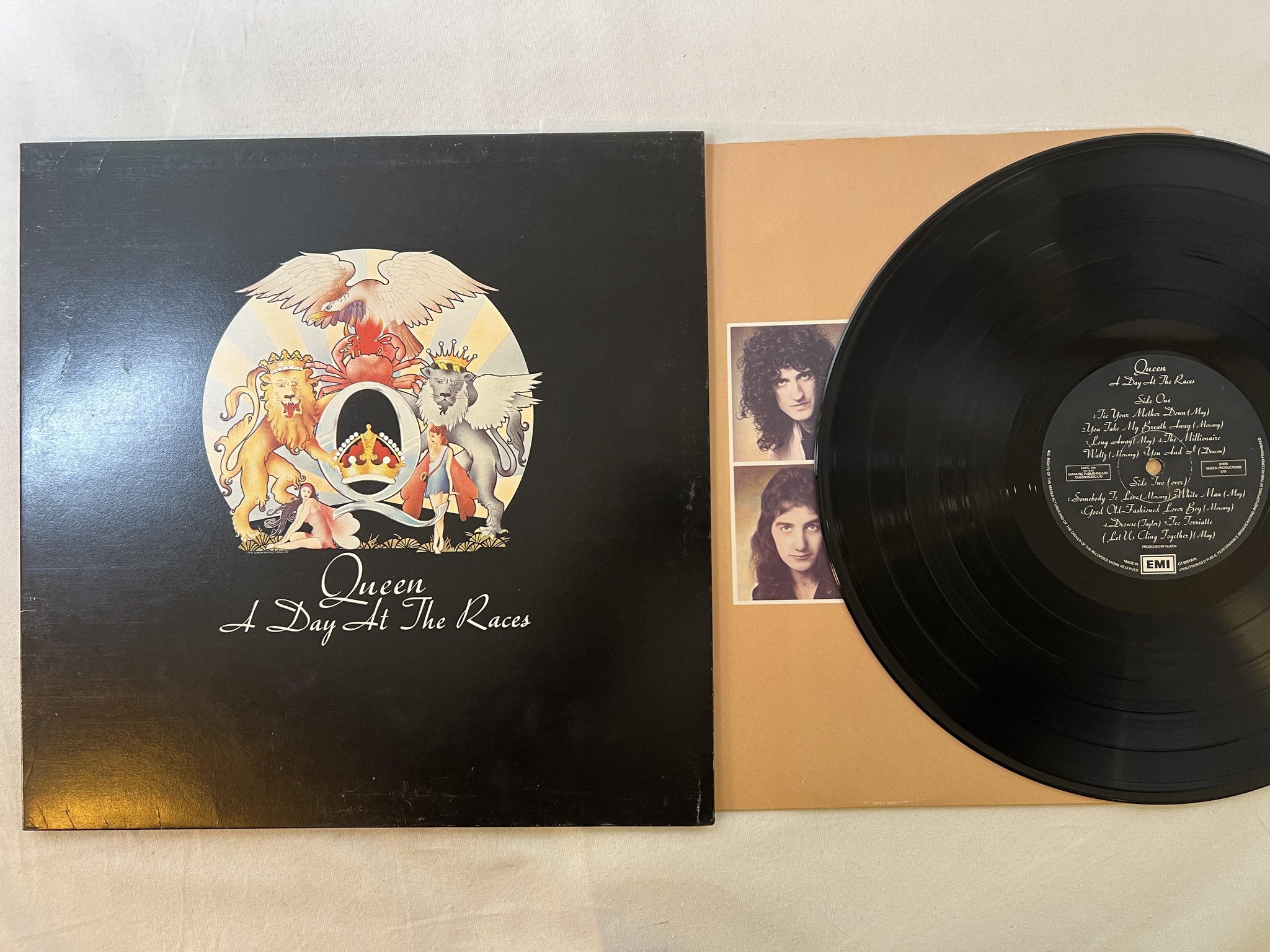 Omslagsbild för skivan QUEEN a day at the races LP -76 UK EMI EMTC 104