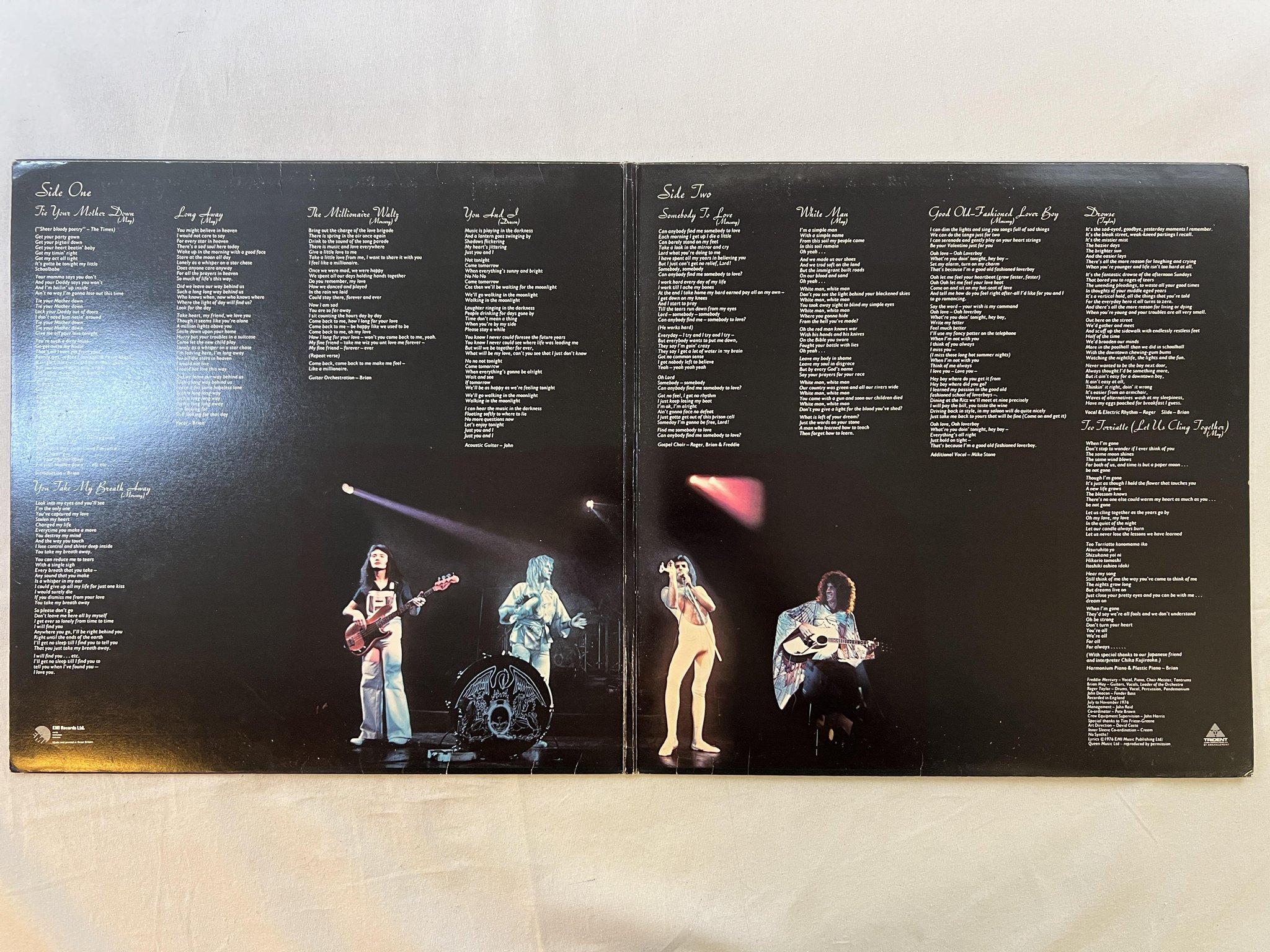 Omslagsbild för skivan QUEEN a day at the races LP -76 UK EMI EMTC 104