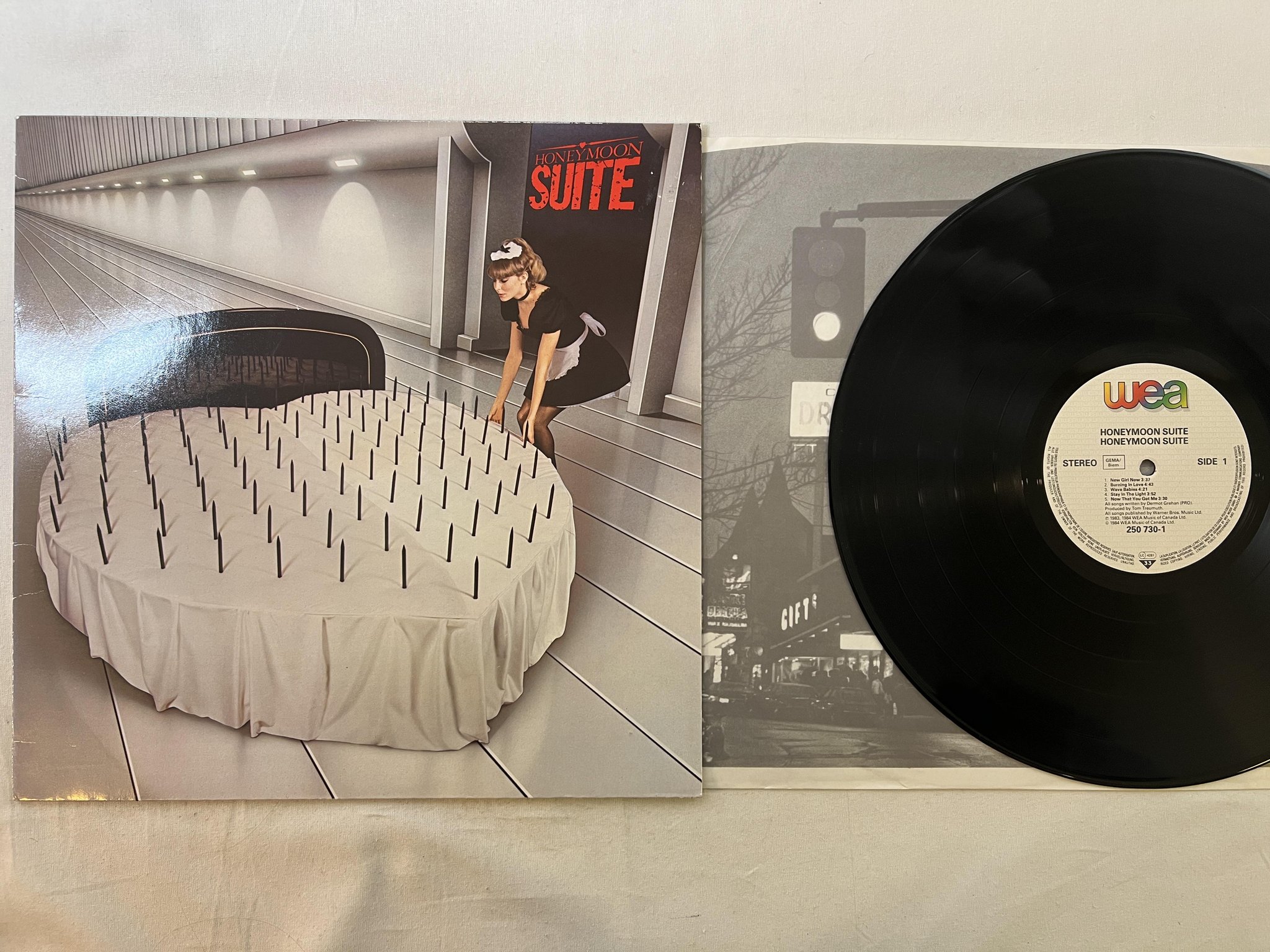 Omslagsbild för skivan HONEYMOON SUITE s/t LP -84 ger WEA 250 730-1