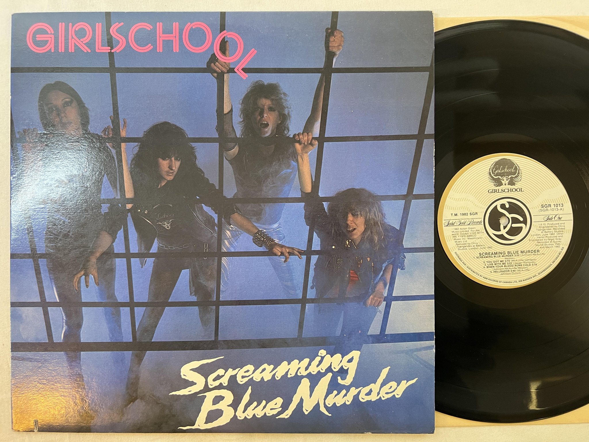 Omslagsbild för skivan GIRLSCHOOL screaming blue murder LP -82 Can SOLID GOLD SGR 1013