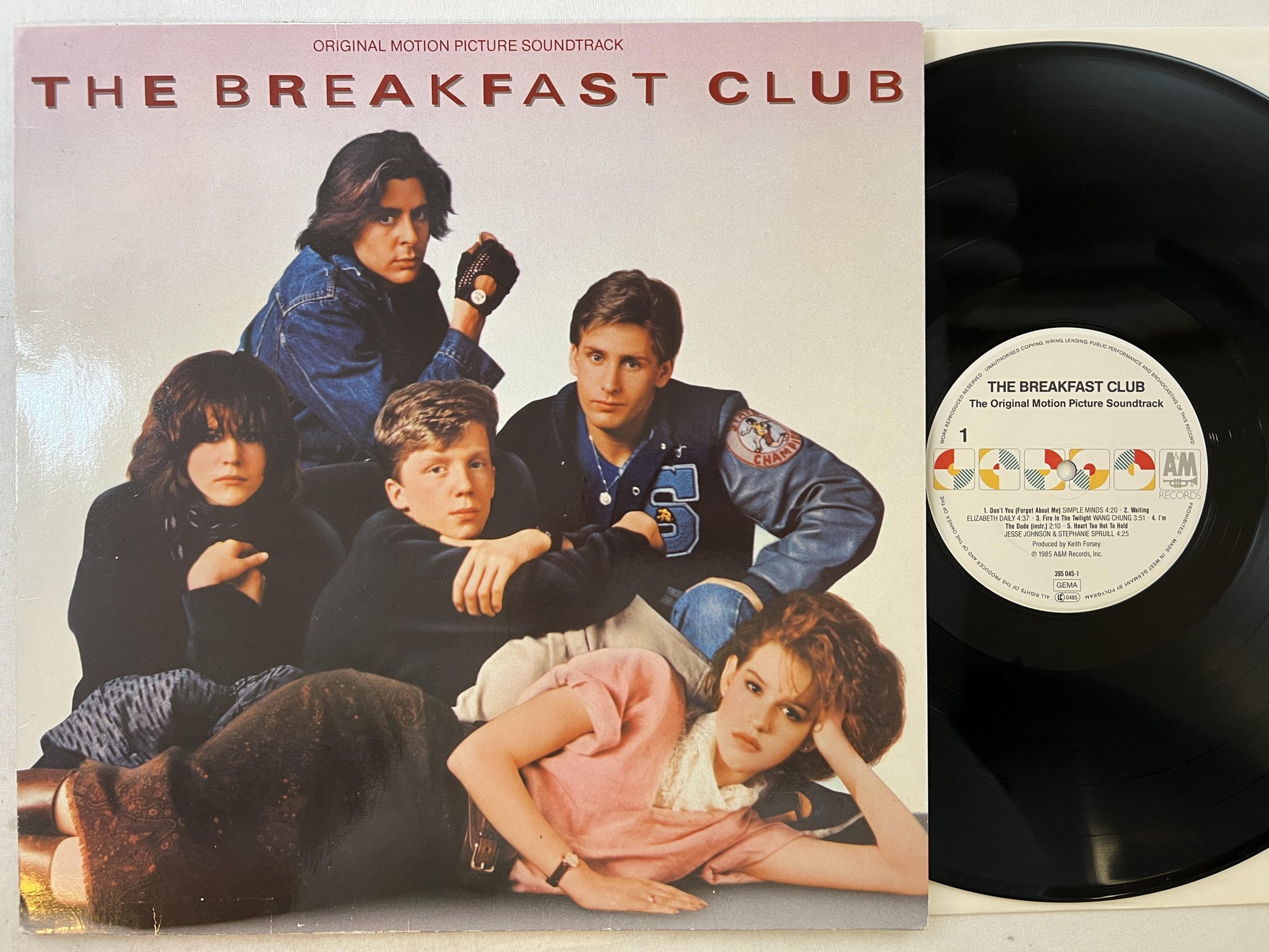 Omslagsbild för skivan THE BREAKFAST CLUB LP -85 Ger A&M 395045-1 soundtrack ** KULT **