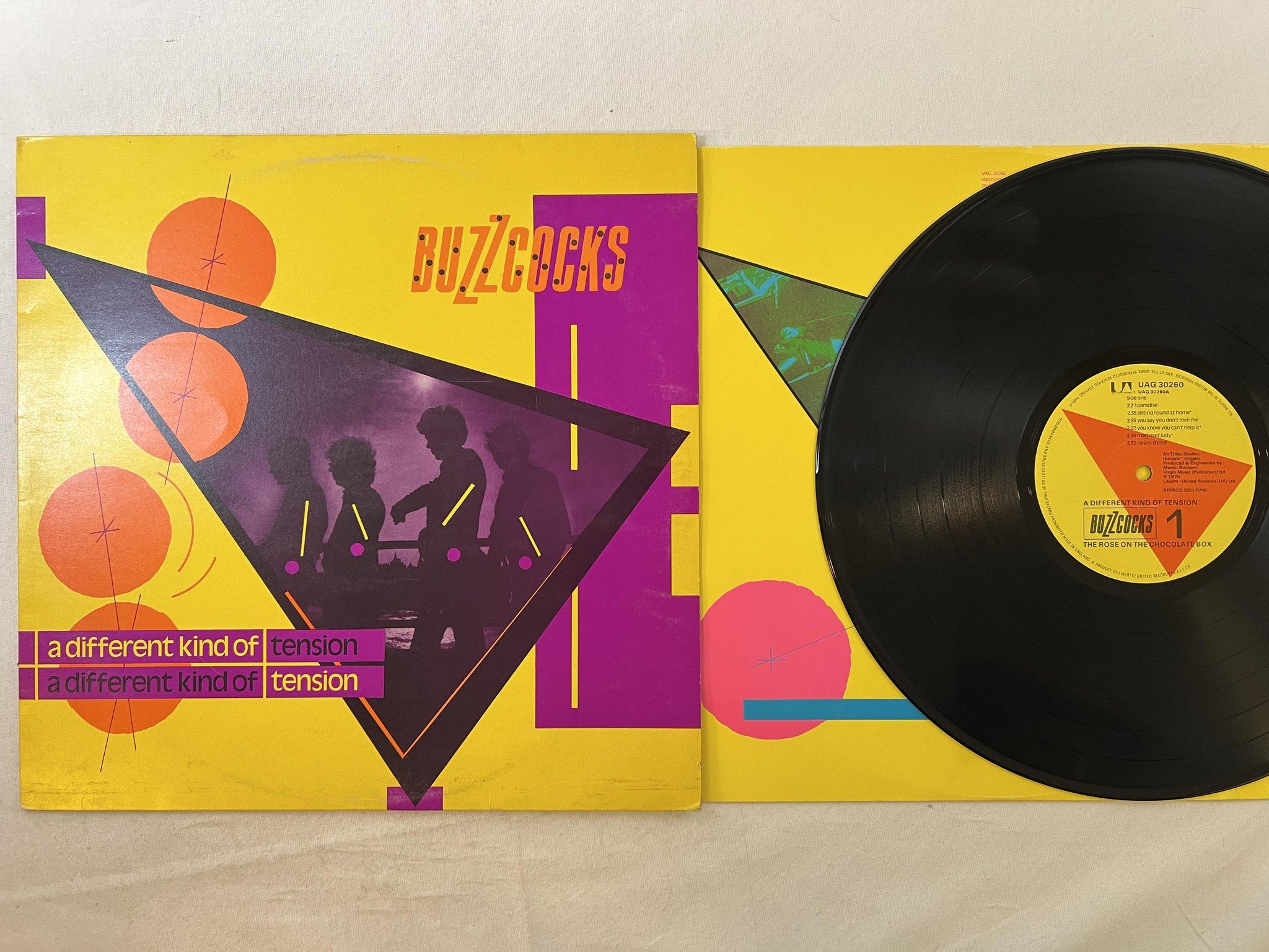 Omslagsbild för skivan BUZZCOCKS a different kind of tension LP -79 UK UNITED UAG 30260