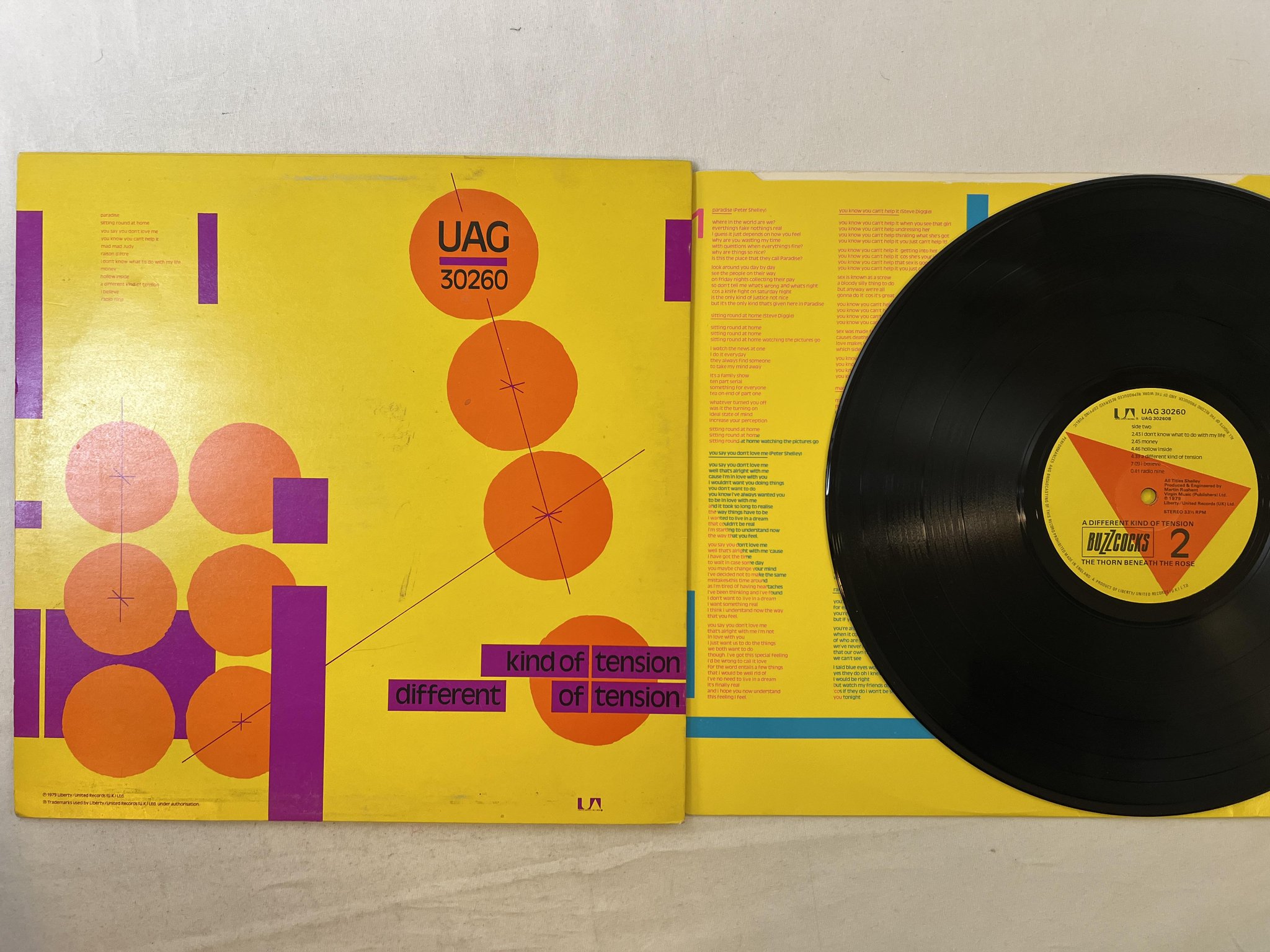 Omslagsbild för skivan BUZZCOCKS a different kind of tension LP -79 UK UNITED UAG 30260