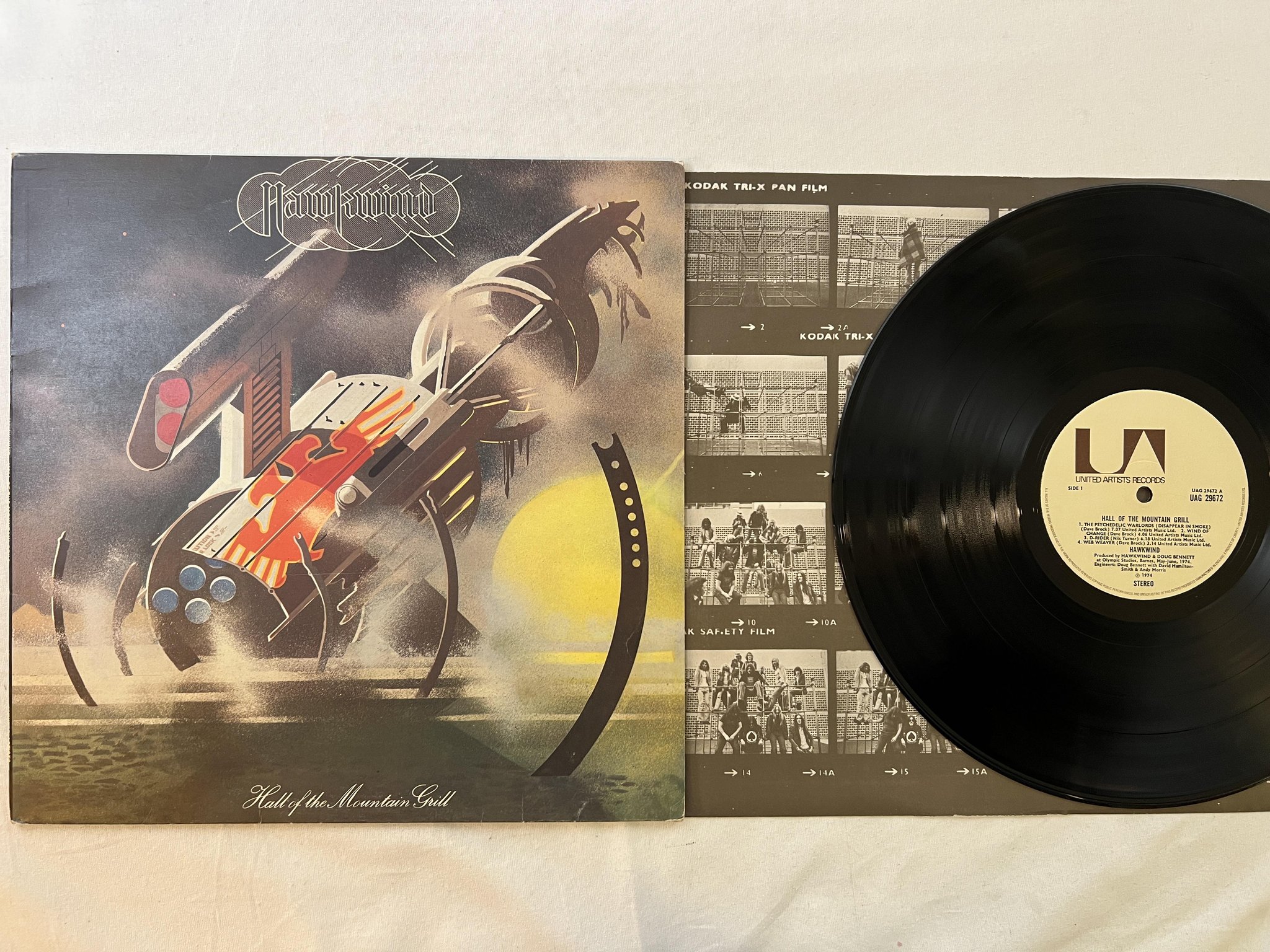 Omslagsbild för skivan HAWKWIND hall of the mountain grill LP -74 UK UNITED UAG 29672