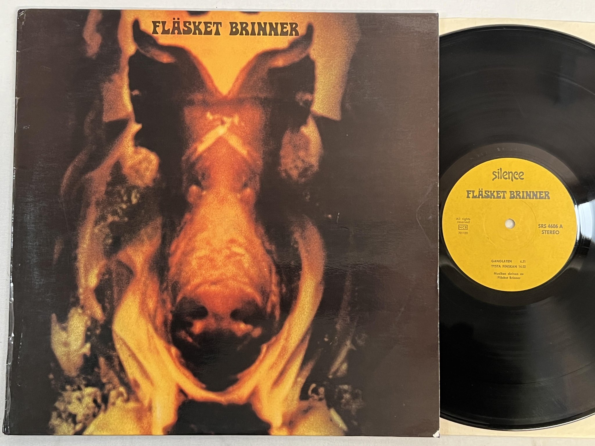 Omslagsbild för skivan FLÄSKET BRINNER s/t LP Swe SILENCE SRS 4606 ** P R O G G **