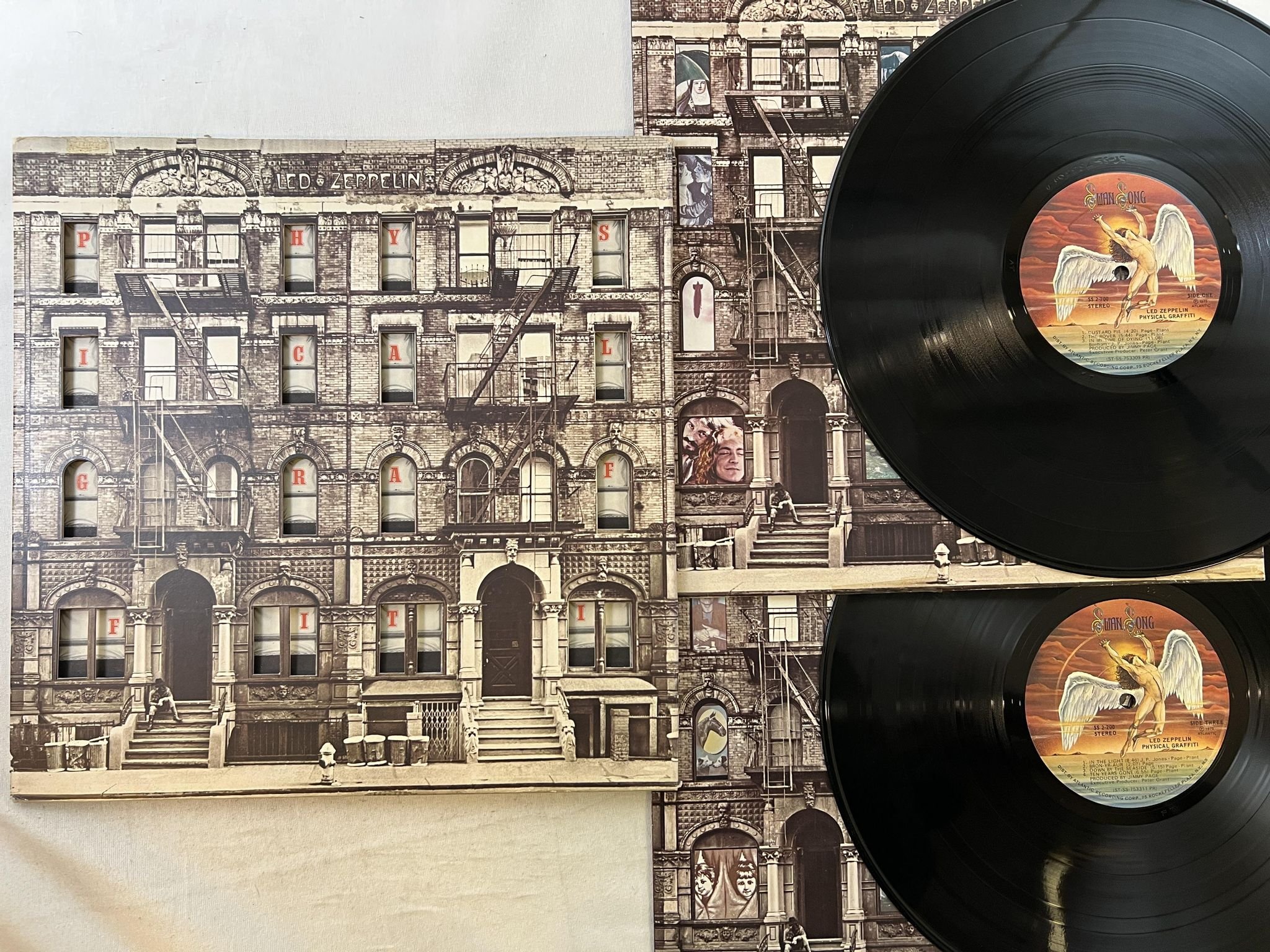 Omslagsbild för skivan LED ZEPPELIN physical graffiti 2xLP -75 US SWAN SONG SS 2-200
