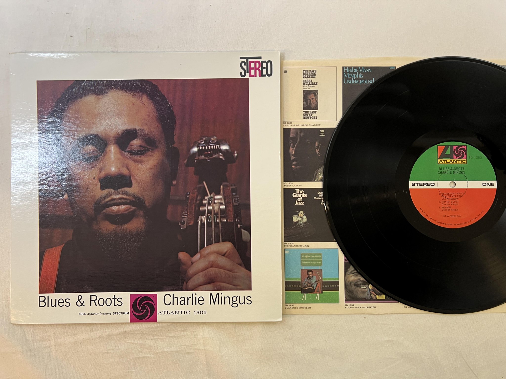 Omslagsbild för skivan CHARLIE MINGUS blues & roots LP re US ATLANTIC SD 1305