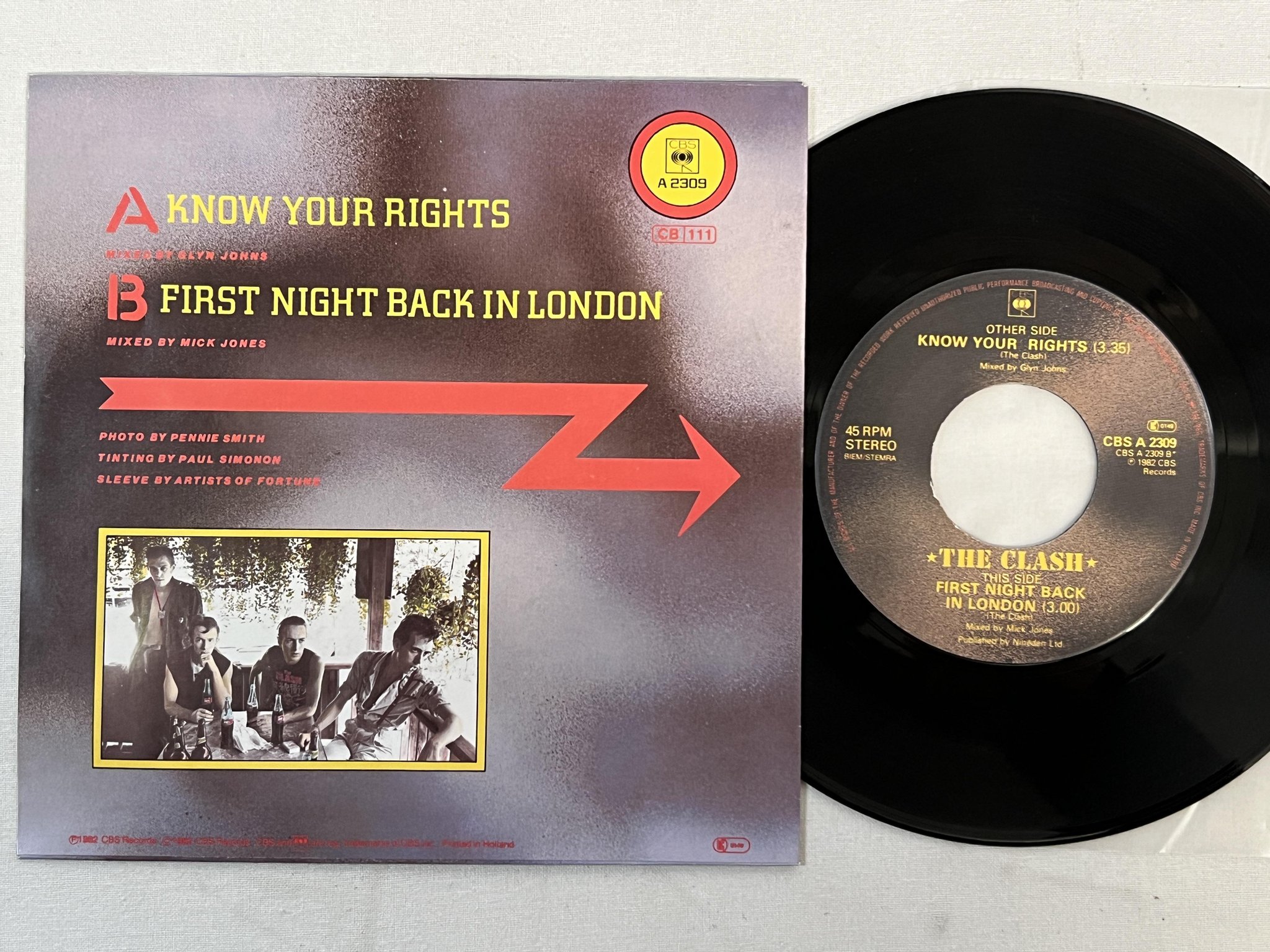 Omslagsbild för skivan THE CLASH know your rights 7"single -82 Hol CBS 2309