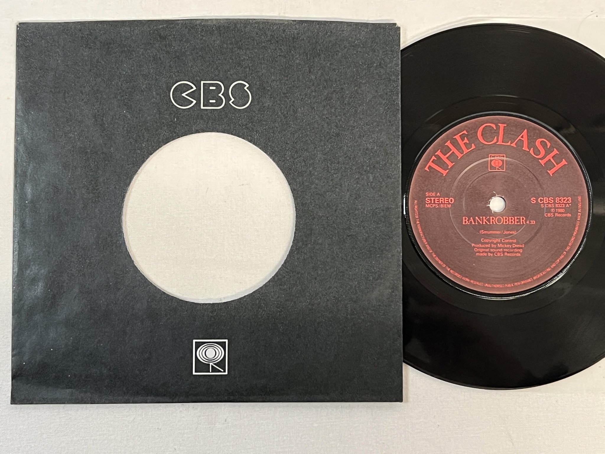 Omslagsbild för skivan THE CLASH Bankrobber 7"single -83 S CBS 8323