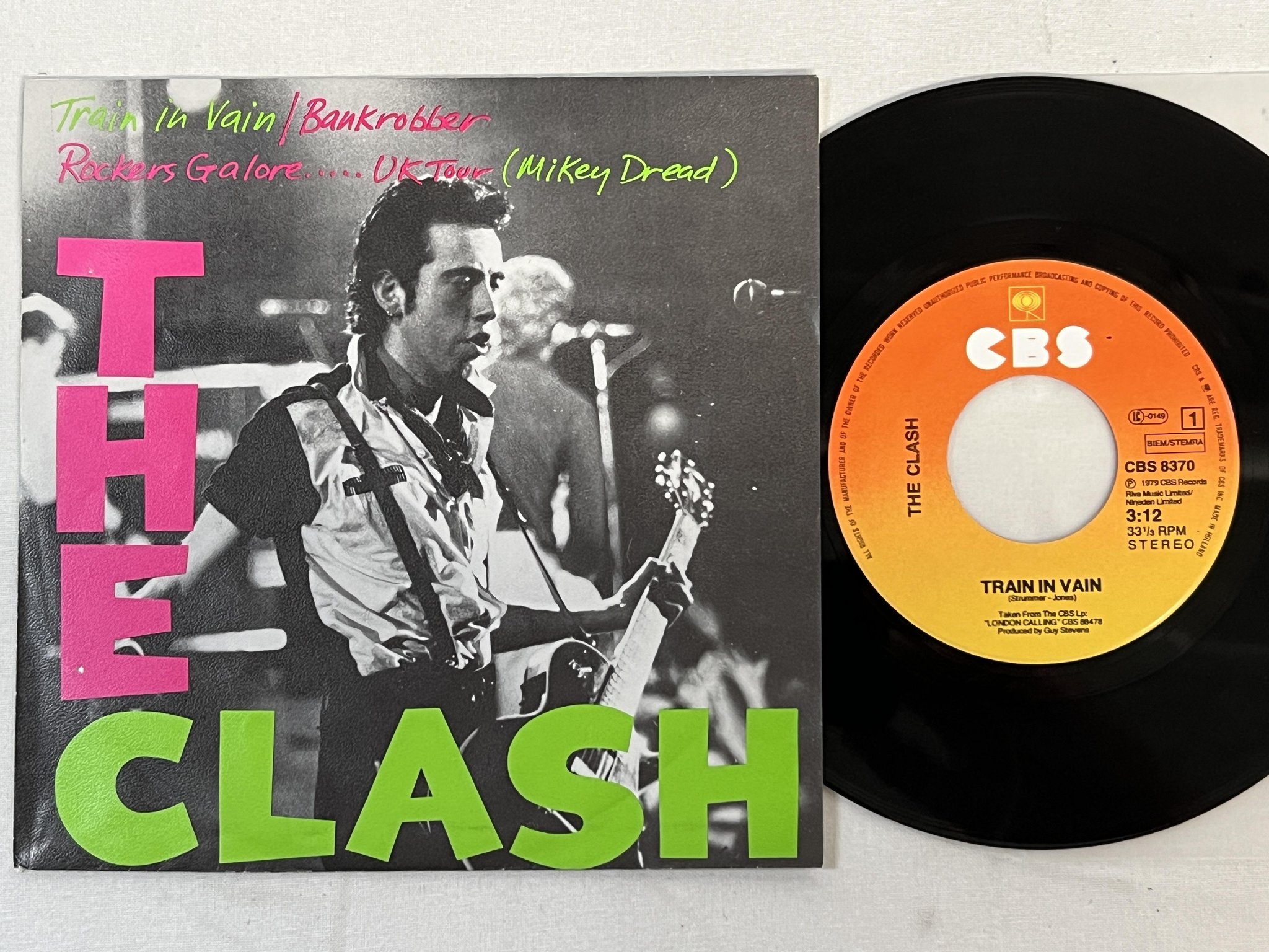 Omslagsbild för skivan THE CLASH train in vain 7"single -79 Hol CBS 8370