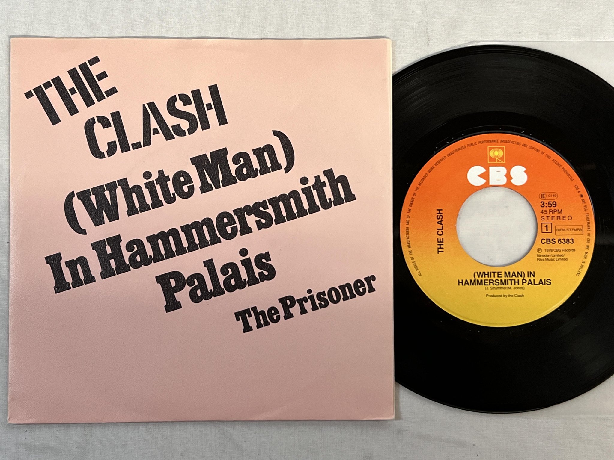 Omslagsbild för skivan THE CLASH (white man) in Hammersmith Palais 7" -78 Hol CBS 6383