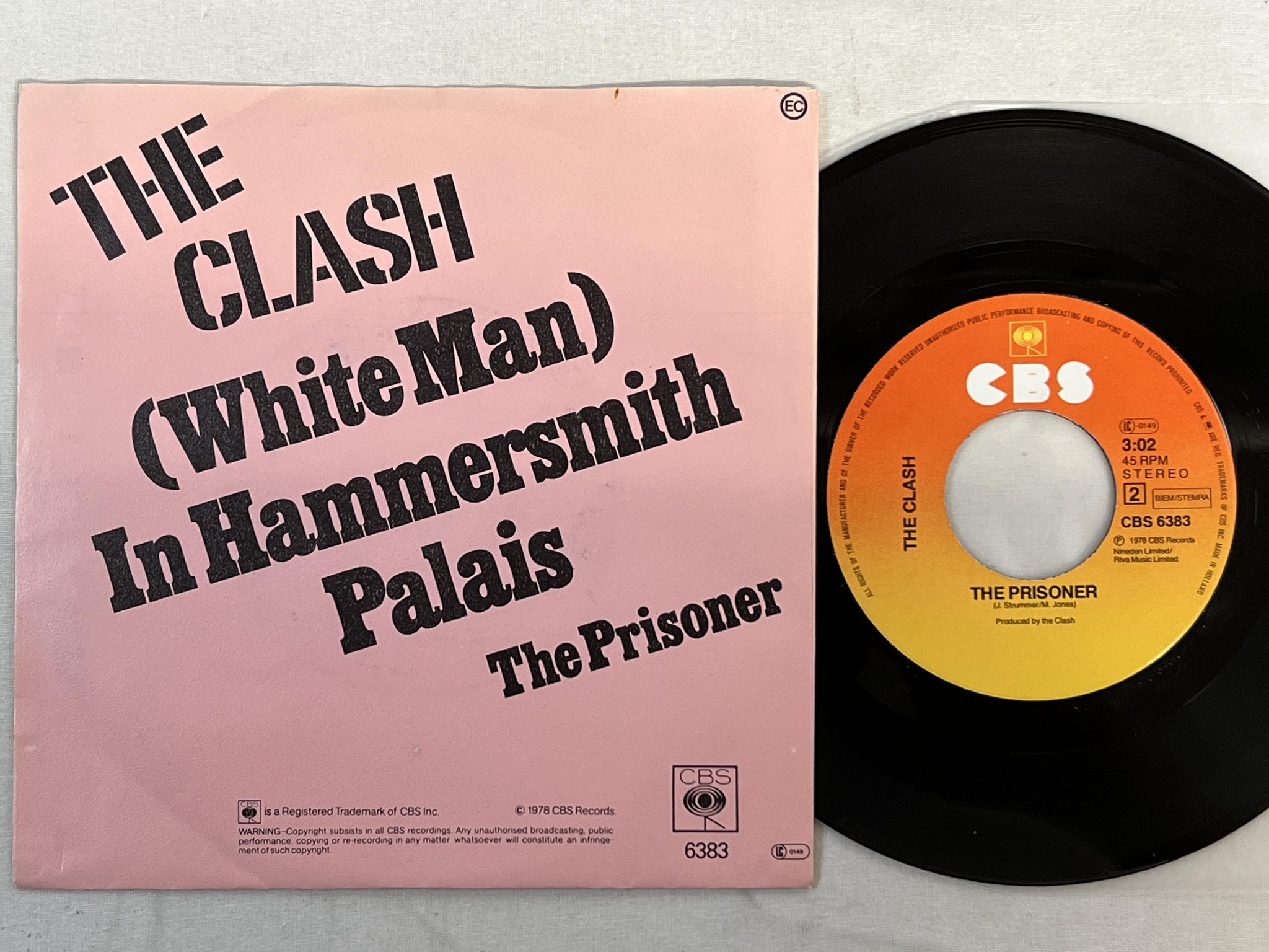 Omslagsbild för skivan THE CLASH (white man) in Hammersmith Palais 7" -78 Hol CBS 6383