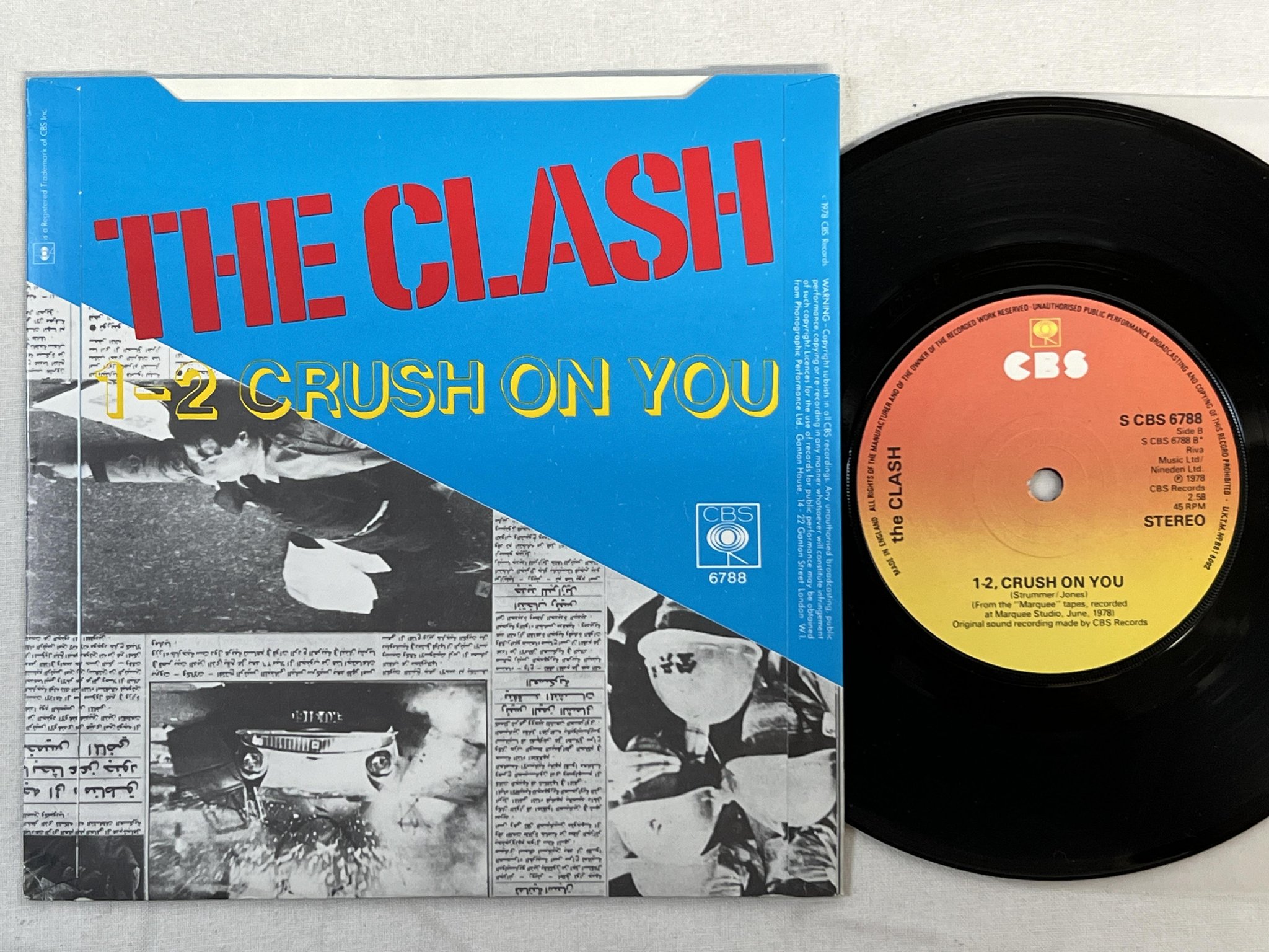 Omslagsbild för skivan THE CLASH Tommy gun 7"single -78 UK CBS 6788