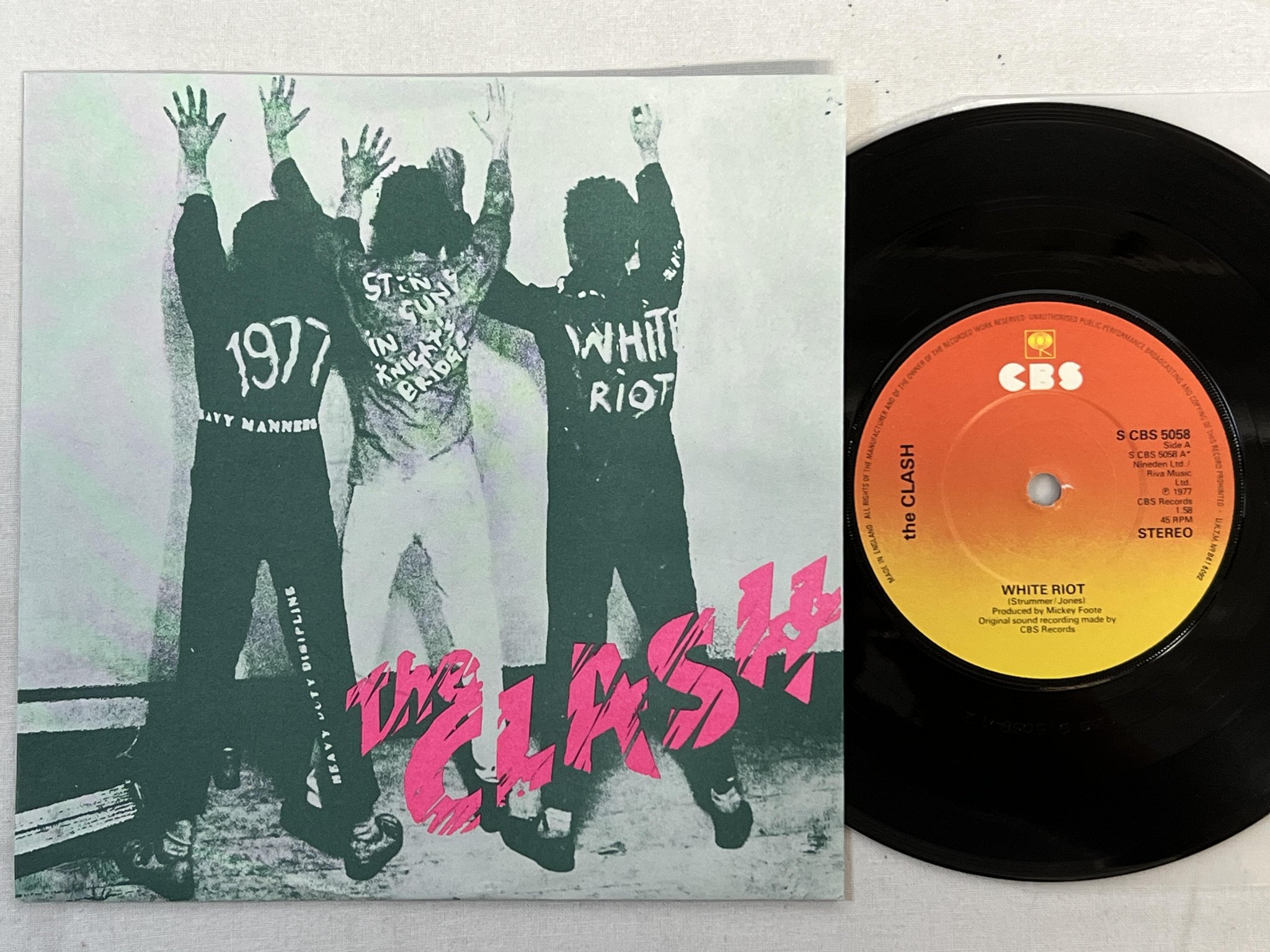 Omslagsbild för skivan THE CLASH white riot 7"single -77 UK CBS 5058