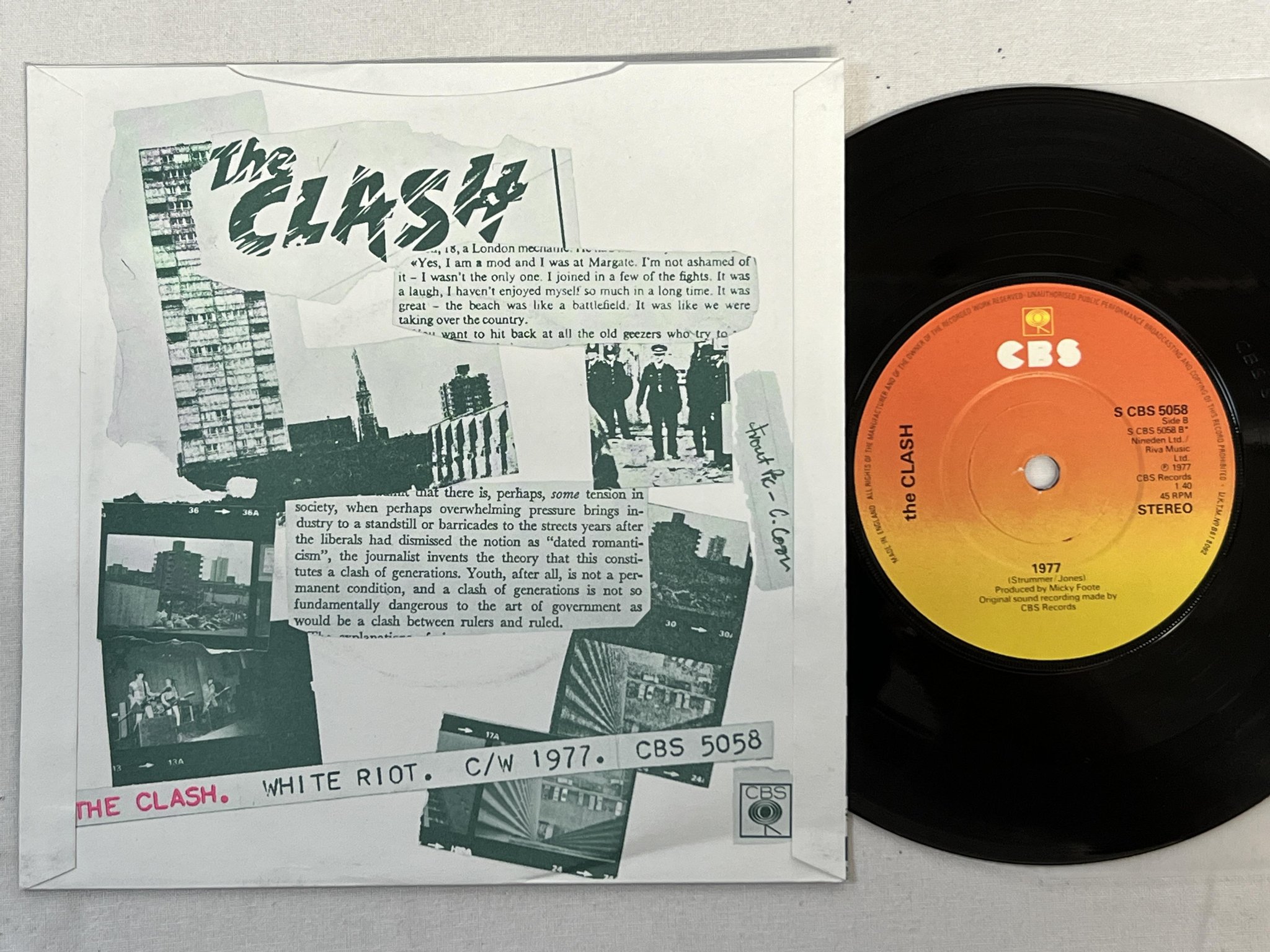 Omslagsbild för skivan THE CLASH white riot 7"single -77 UK CBS 5058
