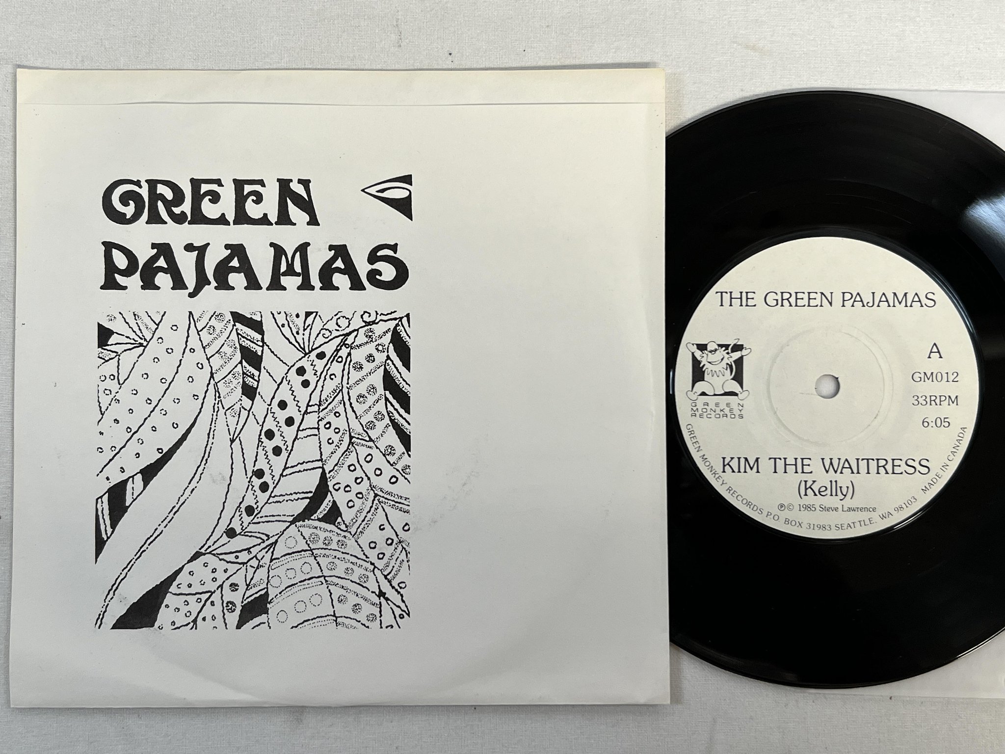 Omslagsbild för skivan THE GREEN PAJAMAS Kim The Waitress 7"single -86 US GREEN MONKEY GM012