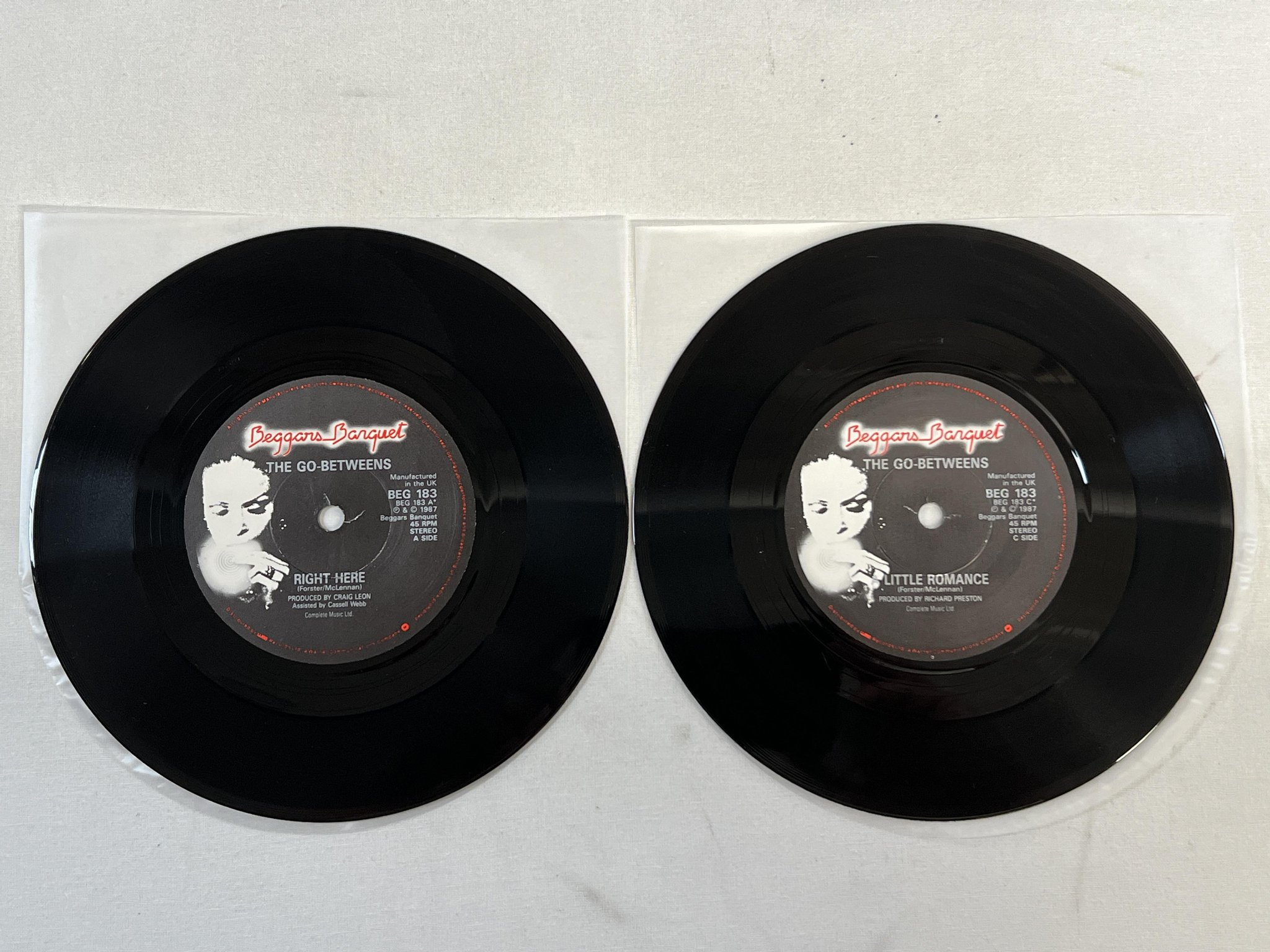 Omslagsbild för skivan THE GO-BETWEENS right here 2x7"single -84 UK BEGGARS BANQUET BEG 183D