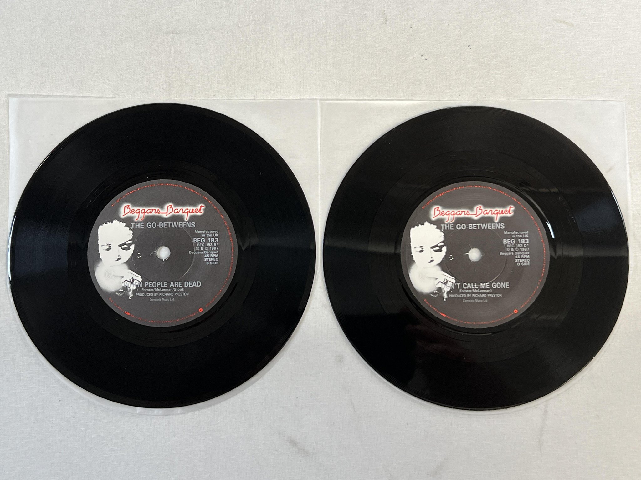 Omslagsbild för skivan THE GO-BETWEENS right here 2x7"single -84 UK BEGGARS BANQUET BEG 183D