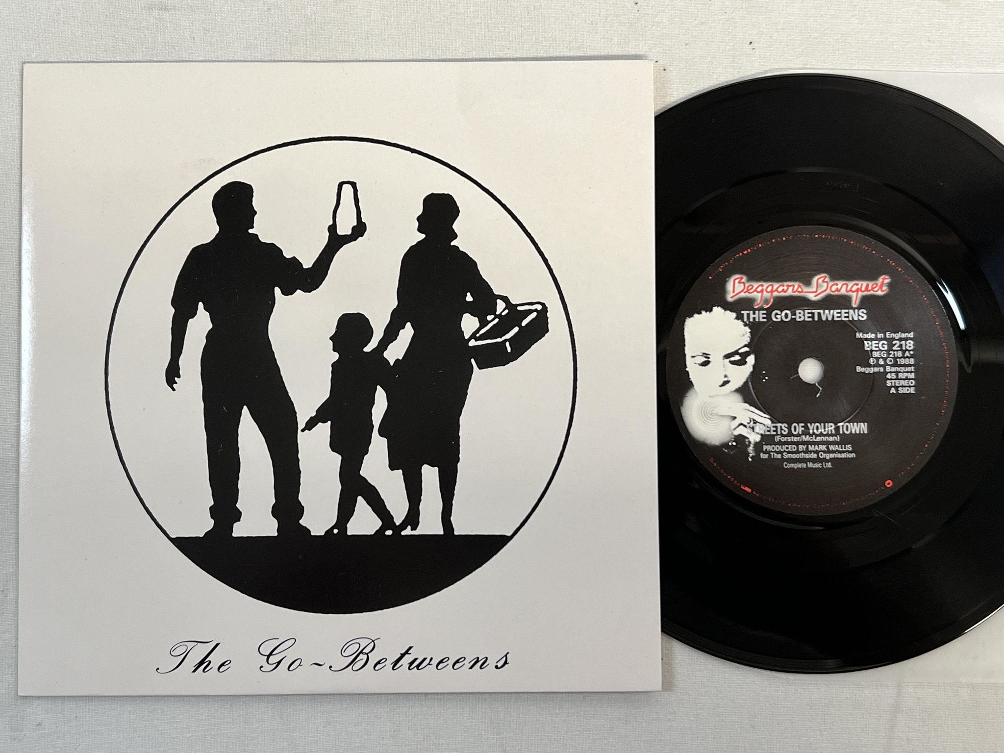 Omslagsbild för skivan THE GO-BETWEENS Streets Of Your Town 7"single -88 UK BEGGARS BANQUET BEG 218