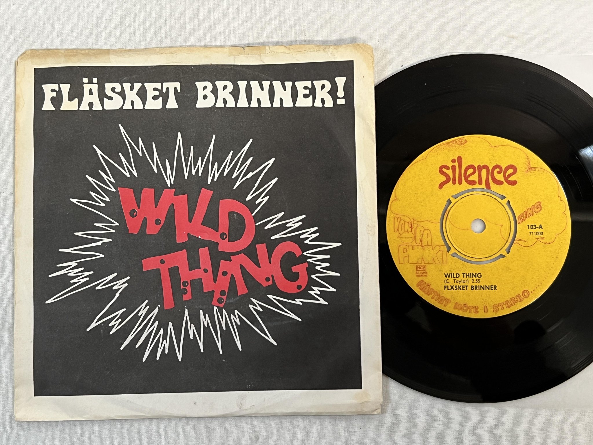 Omslagsbild för skivan FLÄSKET BRINNER wild thing 7" Swe SILENCE 103