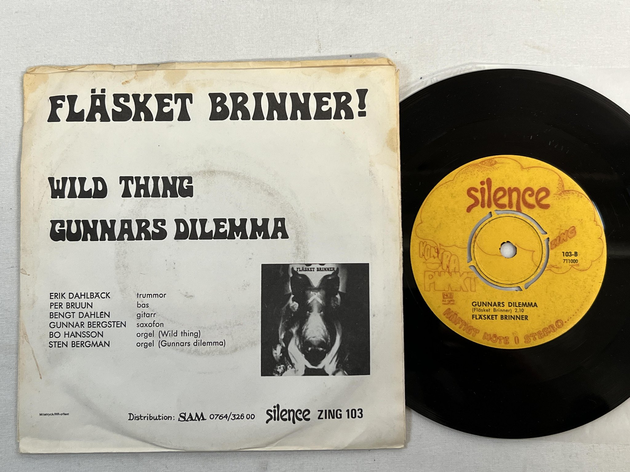 Omslagsbild för skivan FLÄSKET BRINNER wild thing 7" Swe SILENCE 103