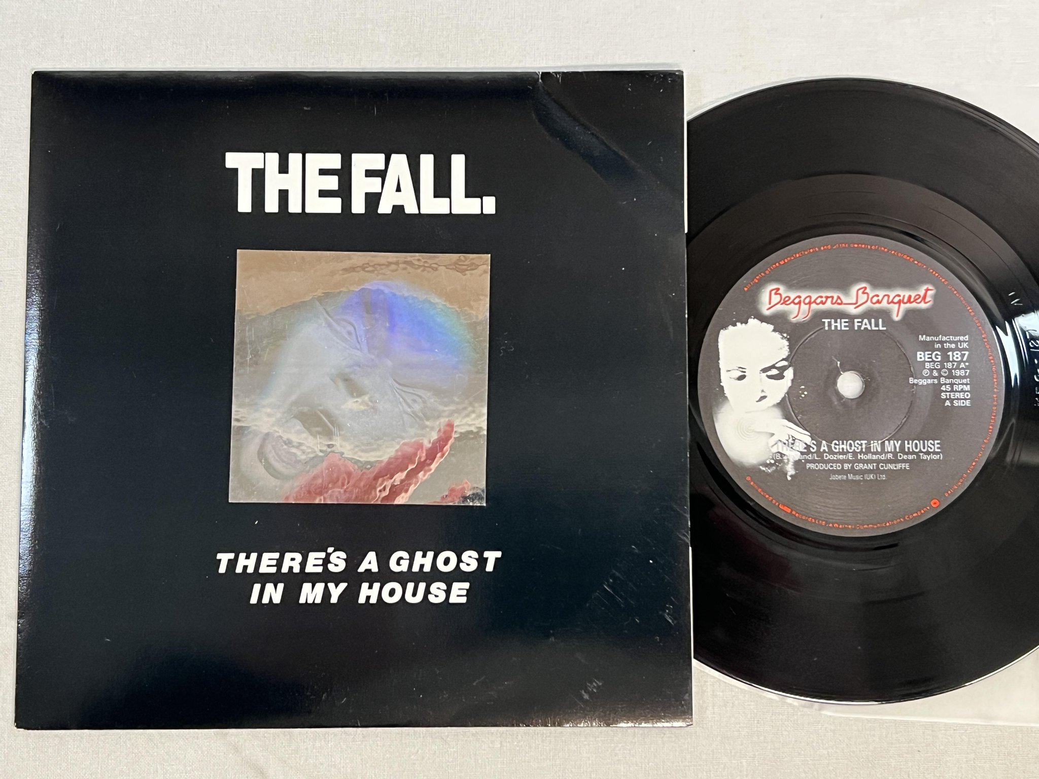 Omslagsbild för skivan THE FALL There's A Ghost In My 7" -87 UK beggars banquet BEG 187H