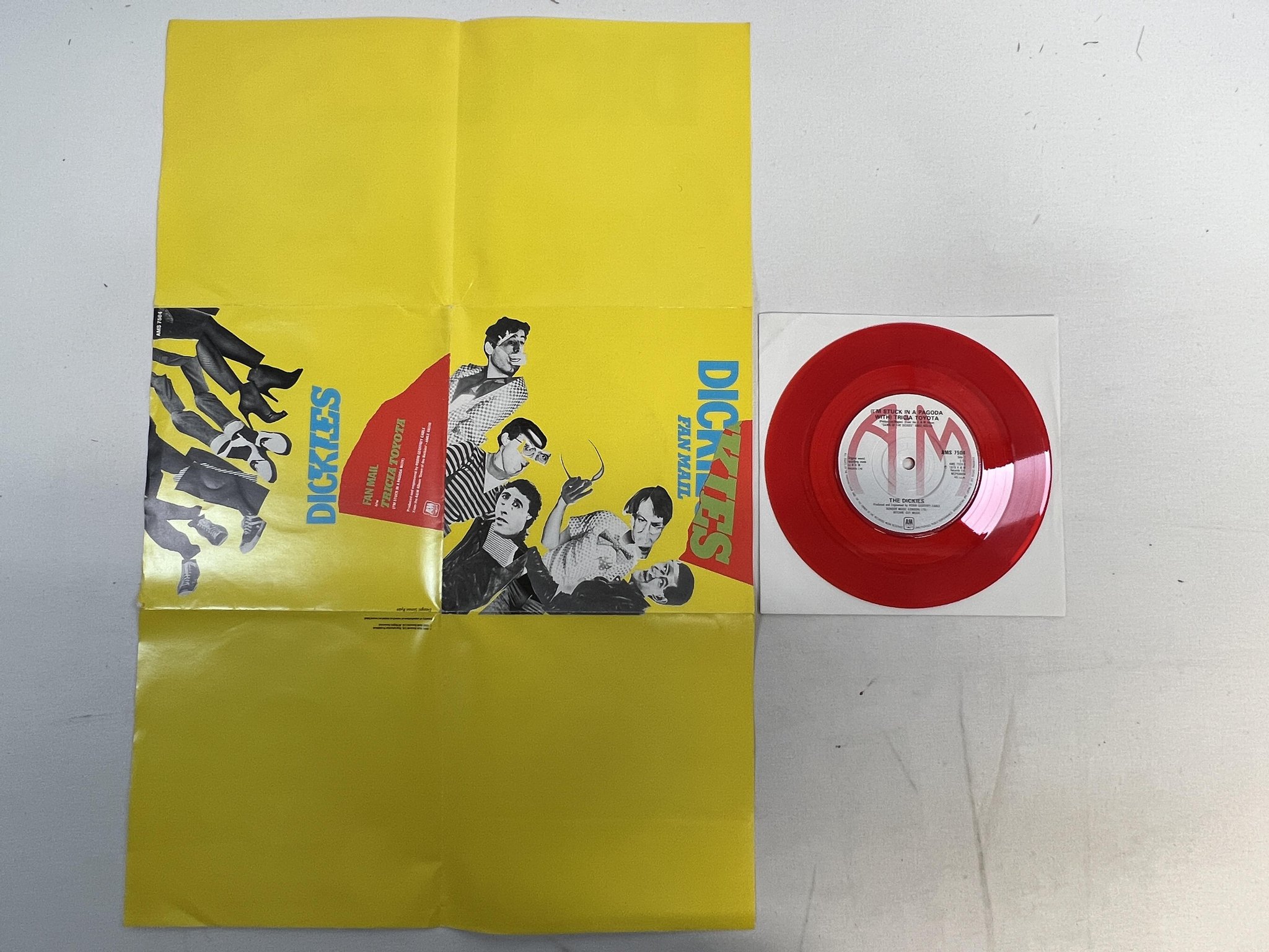 Omslagsbild för skivan THE DICKIES fan mail 7"single -79 UK A&M AMS 7504 red vinyl poster sleeve