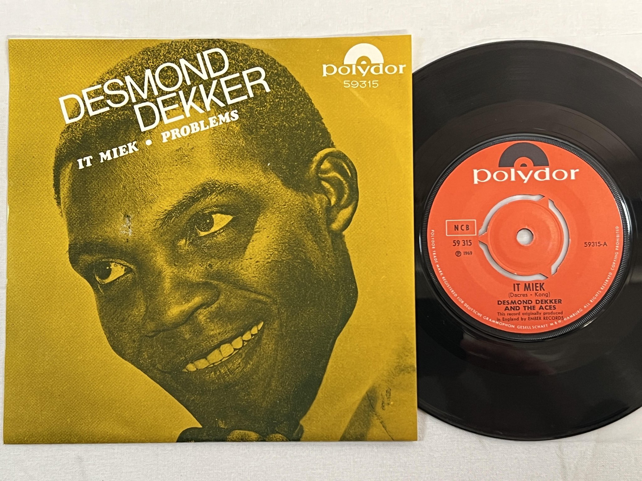 Omslagsbild för skivan DESMOND DEKKER it meik 7"single -69 ncb POLYDOR 59315 reggae