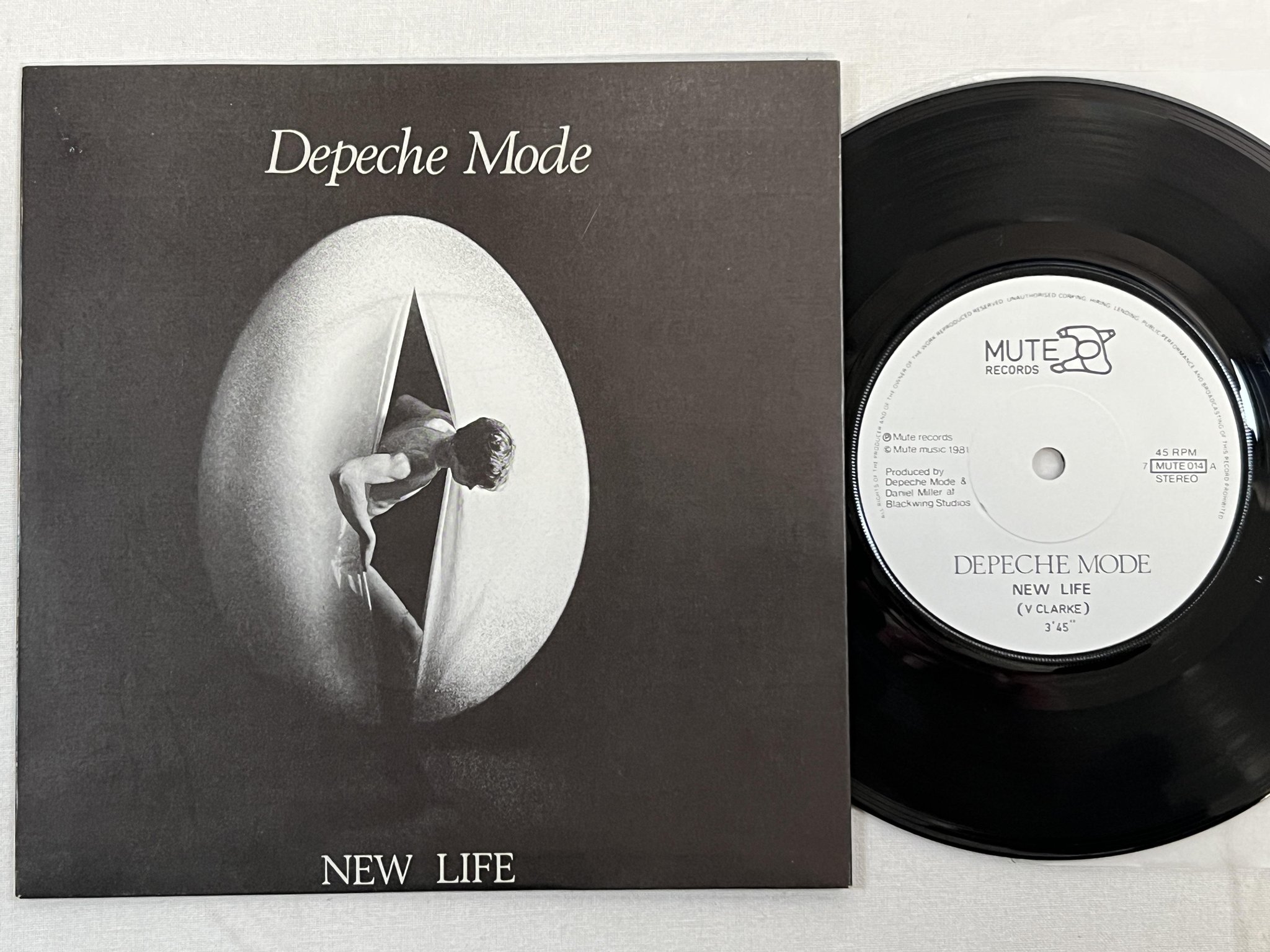 Omslagsbild för skivan DEPECHE MODE new life 7" -81 UK MUTE 014