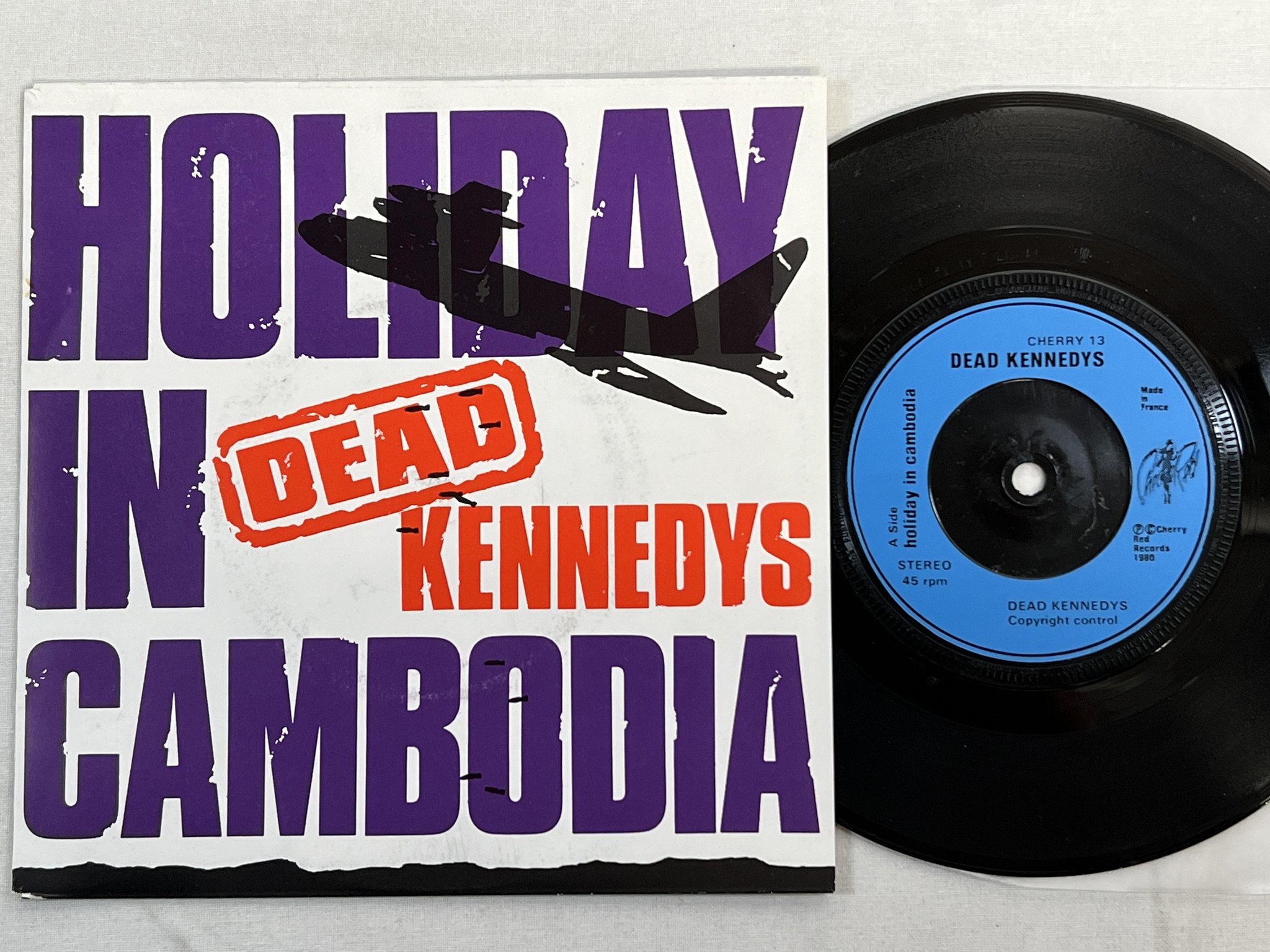 Omslagsbild för skivan DEAD KENNEDYS holiday in Cambodia 7" -80 CHERRY 13 ** Airplane Cover **