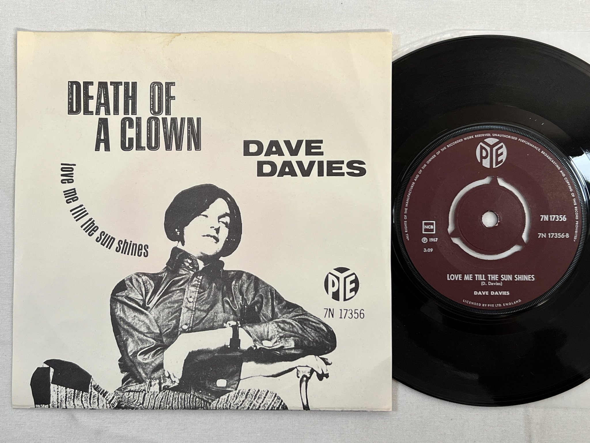 Omslagsbild för skivan DAVE DAVIES Death Of A Clown 7" -67 ncb PYE 7N 17356