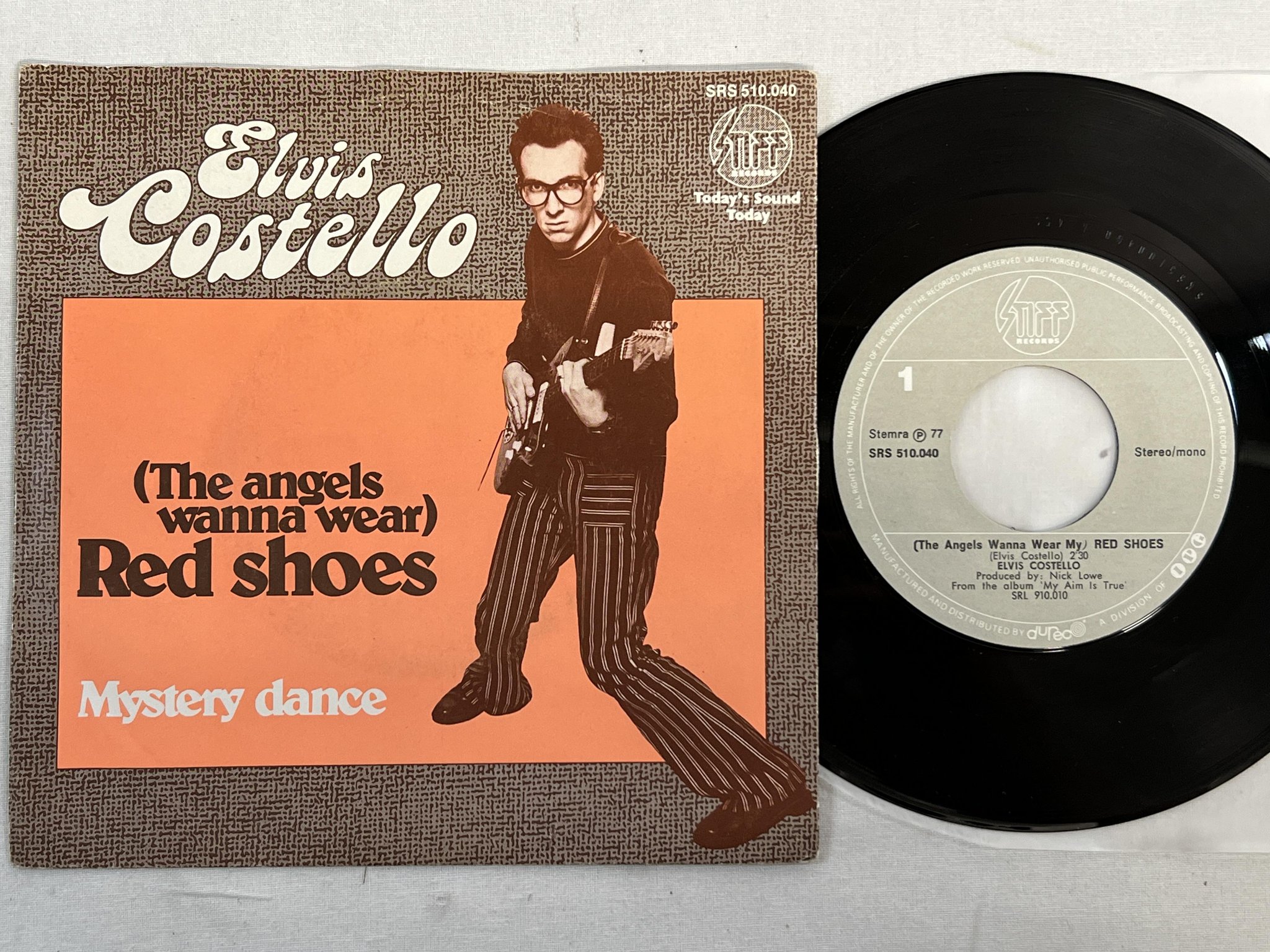 Omslagsbild för skivan ELVIS COSTELLO (The Angels Wanna Wear My) Red Shoes 7" -77 Hol STIFF SRS 510.040