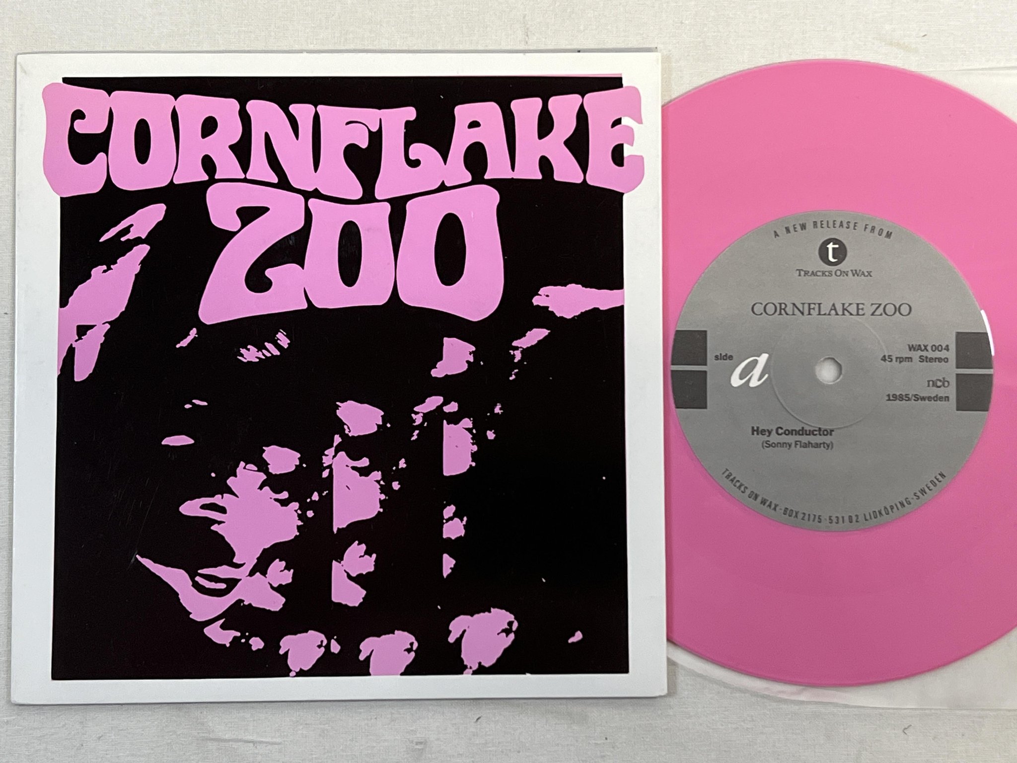 Omslagsbild för skivan CORNFLAKE ZOO hey conductor 7" -85 Swe TRACKS ON WAX WAX 004 ** PINK VINYL **