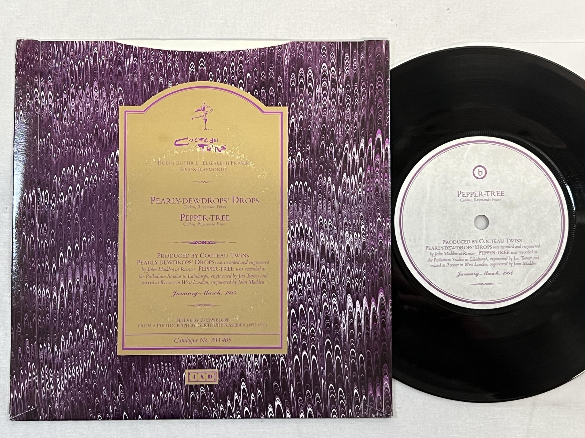 Omslagsbild för skivan COCTEAU TWINS Pearly-Dewdrops' Drops 7" -85 UK 4AD AD 405