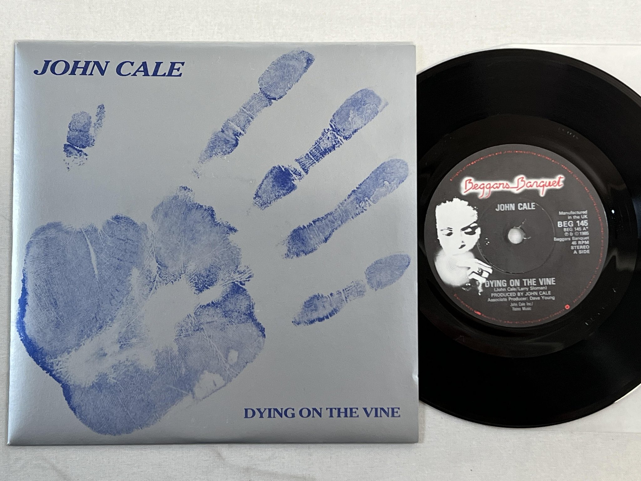 Omslagsbild för skivan JOHN CALE dying on the vine 7" -85 UK BEGGARS BANQUET BEG 145